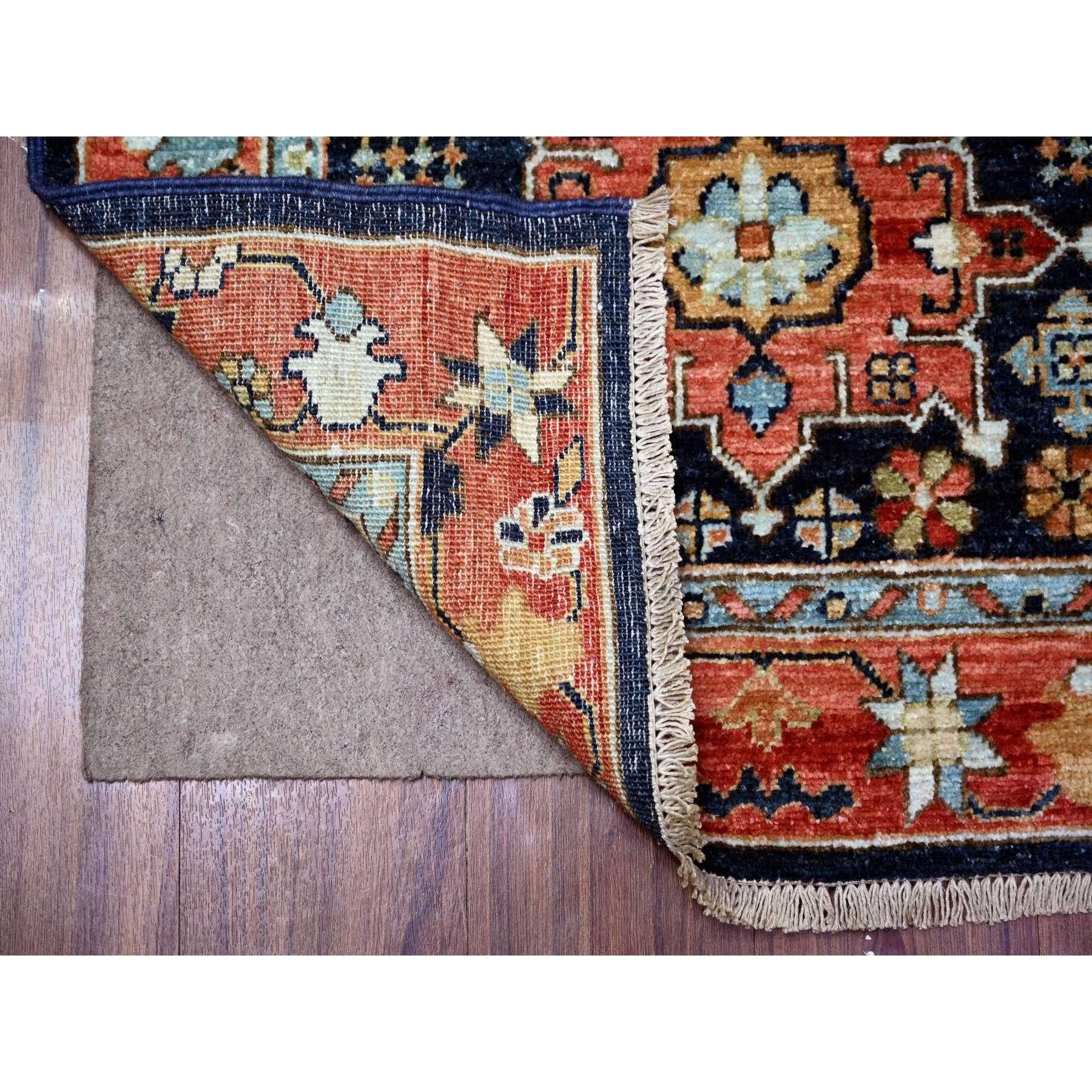 Preußischblau mit karminroter Bordüre, Feines Aryana, Karajeh Design, Luxorious Wool, Handgeknüpft,  Läufer Orientteppich
Primäre MATERIALIEN: Wolle
Latex: Kein Flor 
Höhe: 0,25 Zoll
Stil: Transitional
Grundfarbe: Blau
Sekundäre Farben: Elfenbein,