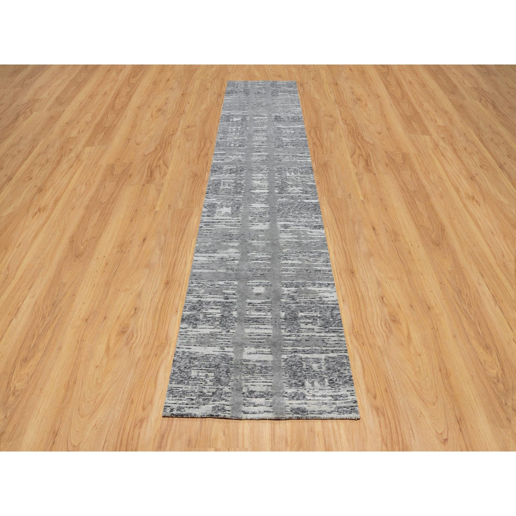 Mittelgrau, Ungefärbte Naturwolle, Handgeknüpft, Modernes Design, Handgesponnen, Läufer, Orientteppich
Primäre MATERIALIEN: Wolle
Latex: Kein Flor 
Höhe: 0,25 Zoll
Stil: Transitional
Grundfarbe: Grau
Sekundäre Farben: Frostweiß,