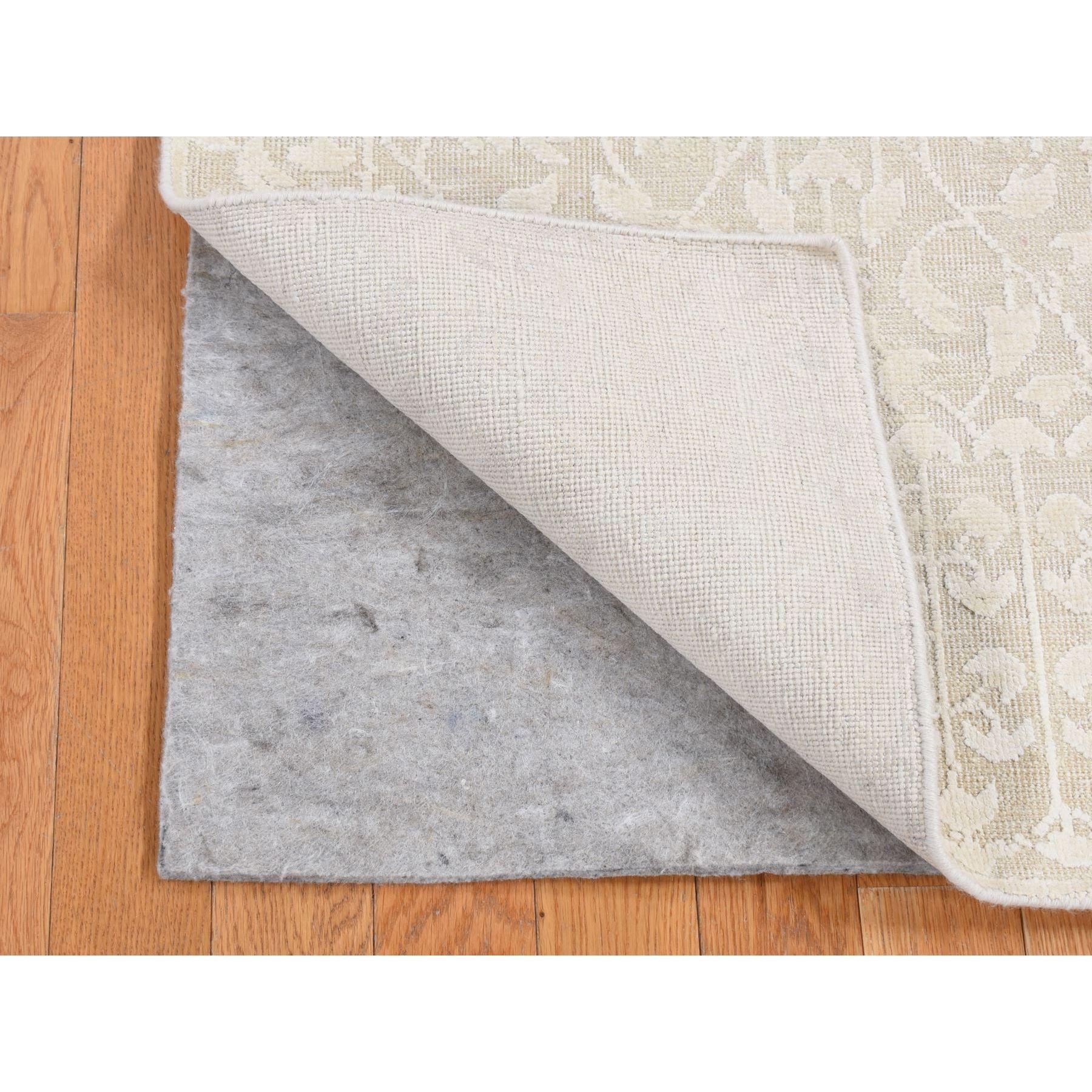 Avorio, Tappeto orientale Runner, annodato a mano, tono su tono, pura seta e lana strutturata
Materiali primari: Lana e seta
Lattice: No Pile 
altezza: 0,25 pollici
Stile: Di transizione
Colore primario: Avorio
Colori secondari: Colore