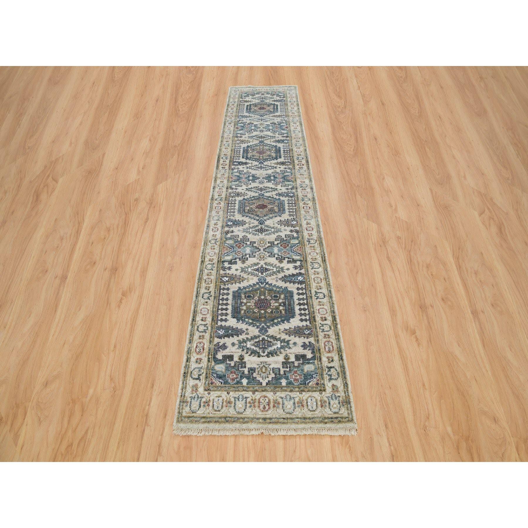 Si tratta di un autentico tappeto orientale Reimagined Persian Viss Design, in pura lana, annodato a mano. È stato annodato per mesi e mesi con tecniche di tessitura secolari da esperti artigiani.
Materiali primari: Lana
Lattice: No Pile 
altezza: