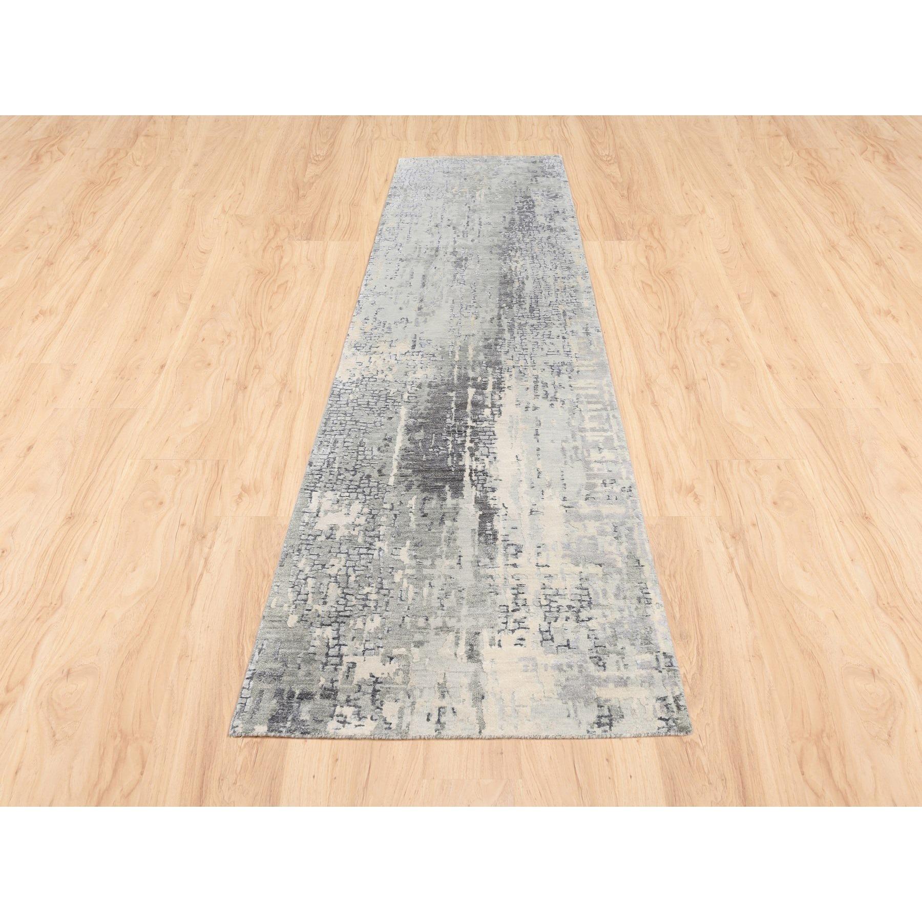 Il s'agit d'un véritable tapis de course oriental noué à la main, en laine et soie, de couleur taupe, avec un motif de mosaïque. Il a été noué pendant des mois et des mois selon les techniques séculaires du tissage persan par des artisans