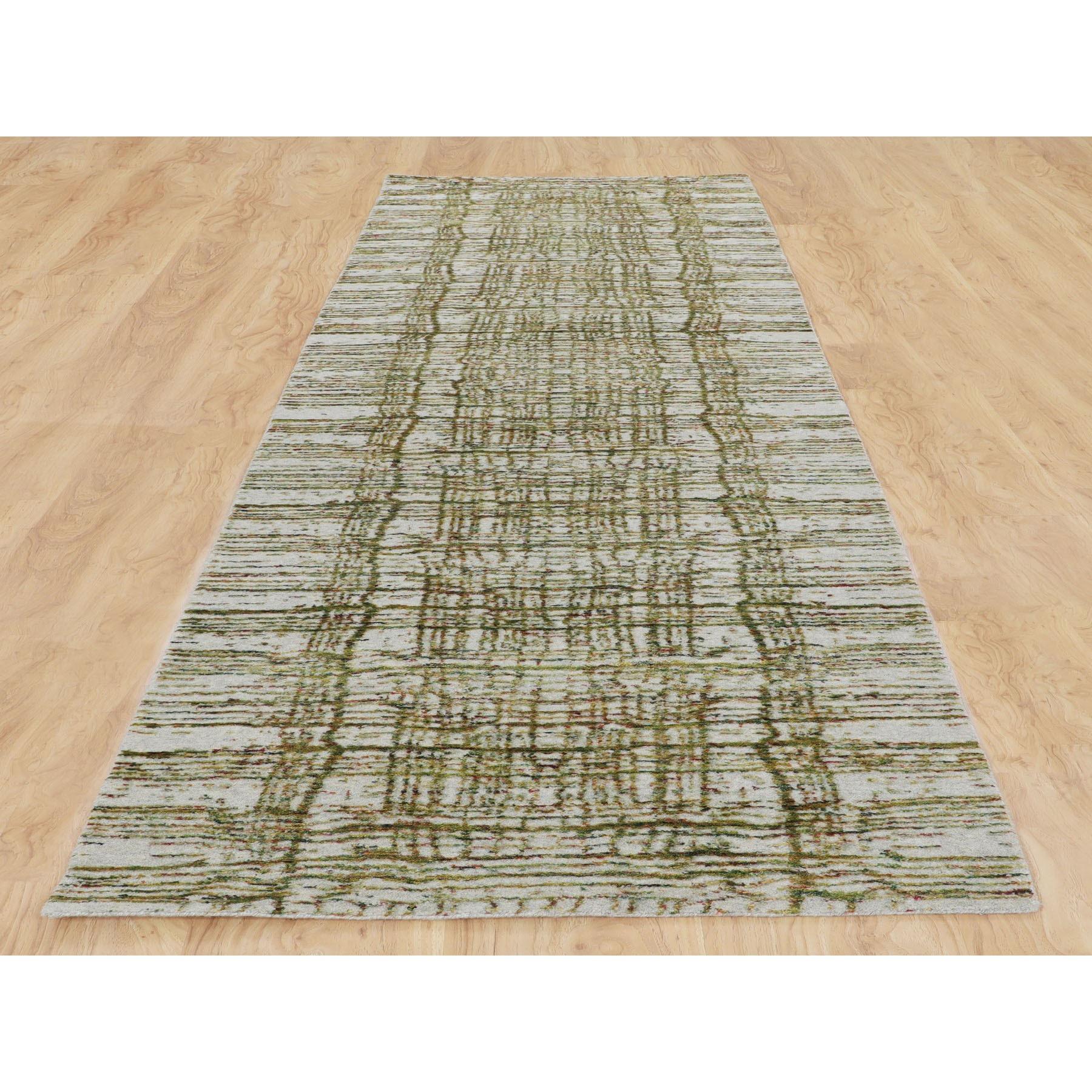 Dies ist eine wirklich echte one-of-a-kind Gray Fine Jacquard Moderne Wolle und Kunst Seide Läufer Hand Loomed Rug. Es wurde monatelang von erfahrenen Handwerkern in der jahrhundertealten persischen Webtechnik gewebt.
Primäre MATERIALIEN: Wolle &