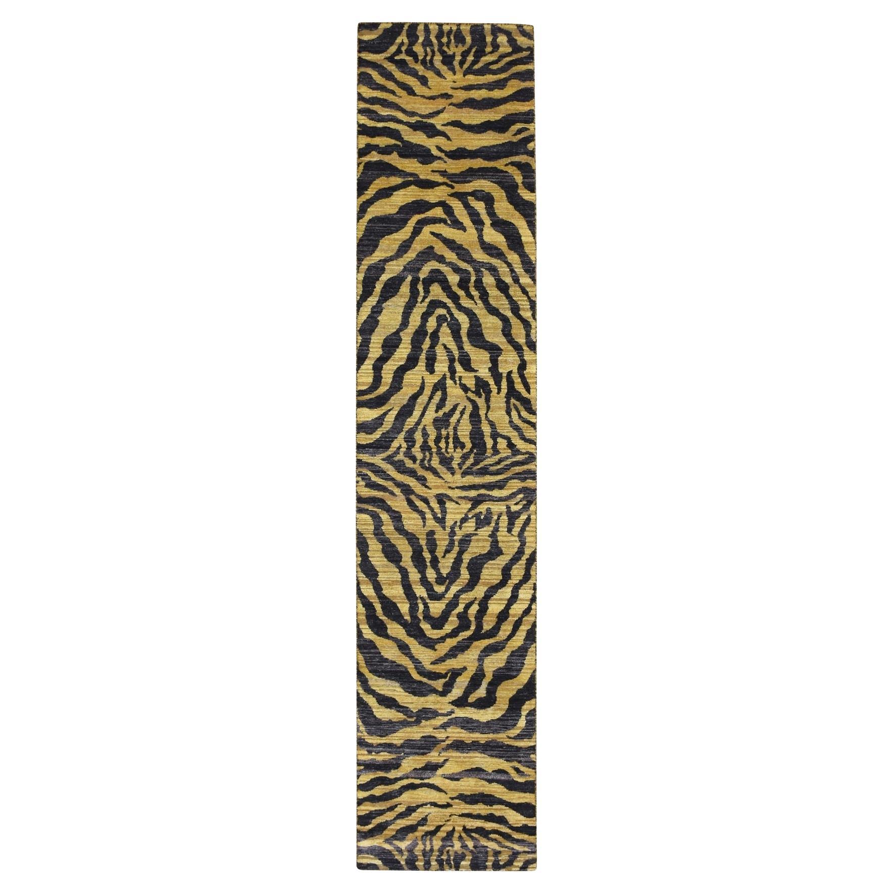 2'6 "x12' Tapis de course en laine texturée nouée à la main, noir avec motifs en peau de tigre dorés