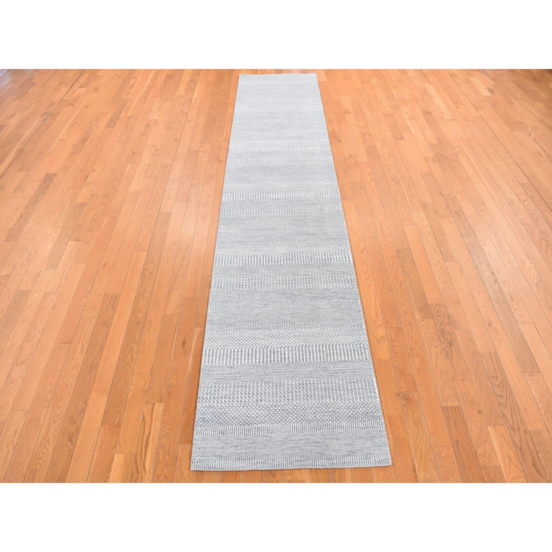 Veilchenblau, Gras Design, Handgeknüpft, Wolle und Seide, Ton in Ton Modern, Läufer Orientteppich
Primäre MATERIALIEN: Wolle & Seide
Latex: Kein Flor 
Höhe: 0,25 Zoll
Stil: Transitional
Grundfarbe: Blau
Sekundäre Farben: Weiß
Muster: Orientalisch