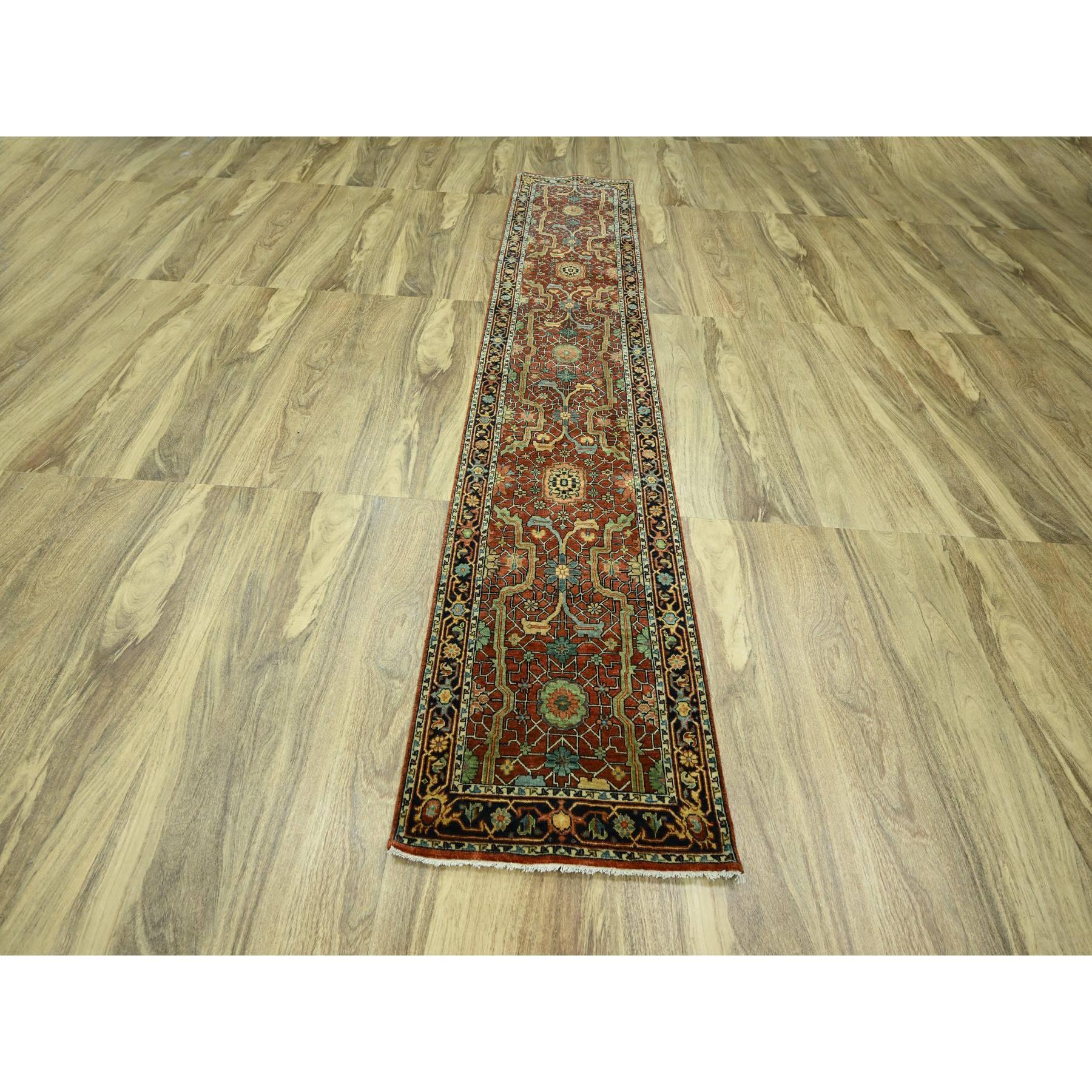 Rosso d'Auburn, Disegno Heriz su tutta la superficie, Vello morbido, Tinture naturali, Annodato a mano, Lana della Nuova Zelanda filata a mano, Runner, Tappeto orientale
Materiali primari: Lana
Lattice: No Pile 
altezza: 0,25 pollici
Stile: