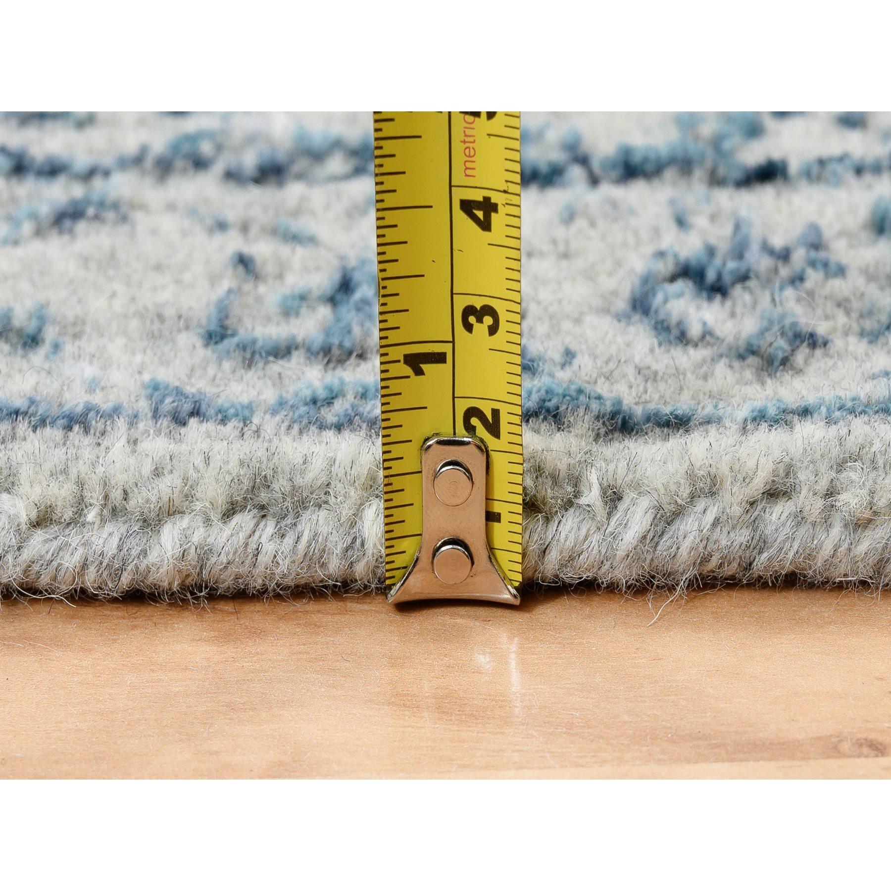 XXI secolo e contemporaneo Tappeto Runner grigio con tessitura a mano in lana jacquard fine e seta vegetale 2'6 