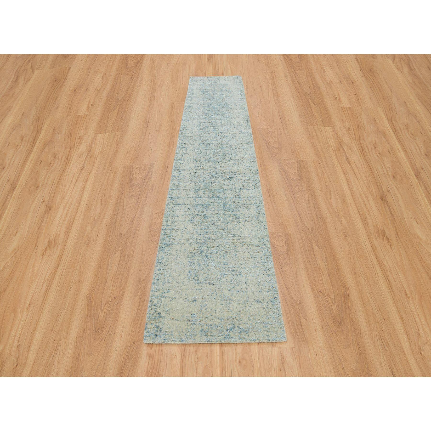 Grau mit einem Hauch von Blau, moderner Jacquard-Teppich, handgewebt, weich im Griff aus Wolle und pflanzlicher Seide, Läufer Orientteppich
Primäre MATERIALIEN: Wolle & Seide
Latex: Kein Flor 
Höhe: 0,25 Zoll
Stil: Lässig
Grundfarbe: Grau
Sekundäre