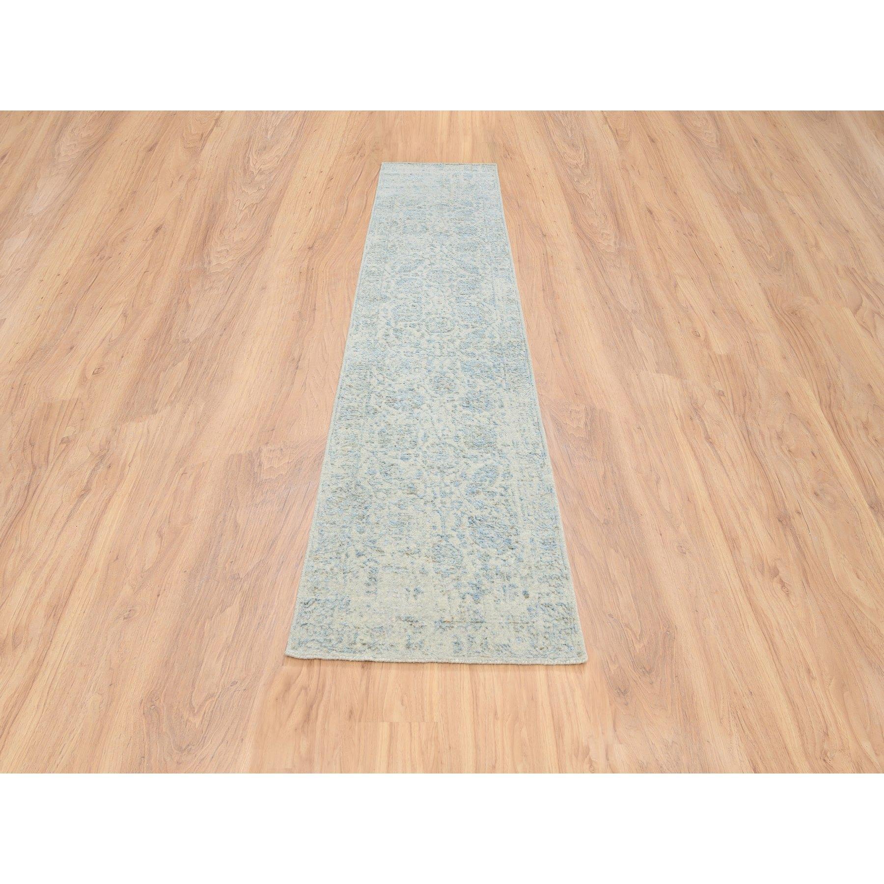 Si tratta di un autentico esemplare unico di Tappeto orientale Runner grigio con tocchi di blu, in lana e seta vegetale Jacquard lavorato a mano, con design Tabriz. È stata tessuta per mesi e mesi secondo le tecniche artigianali di tessitura