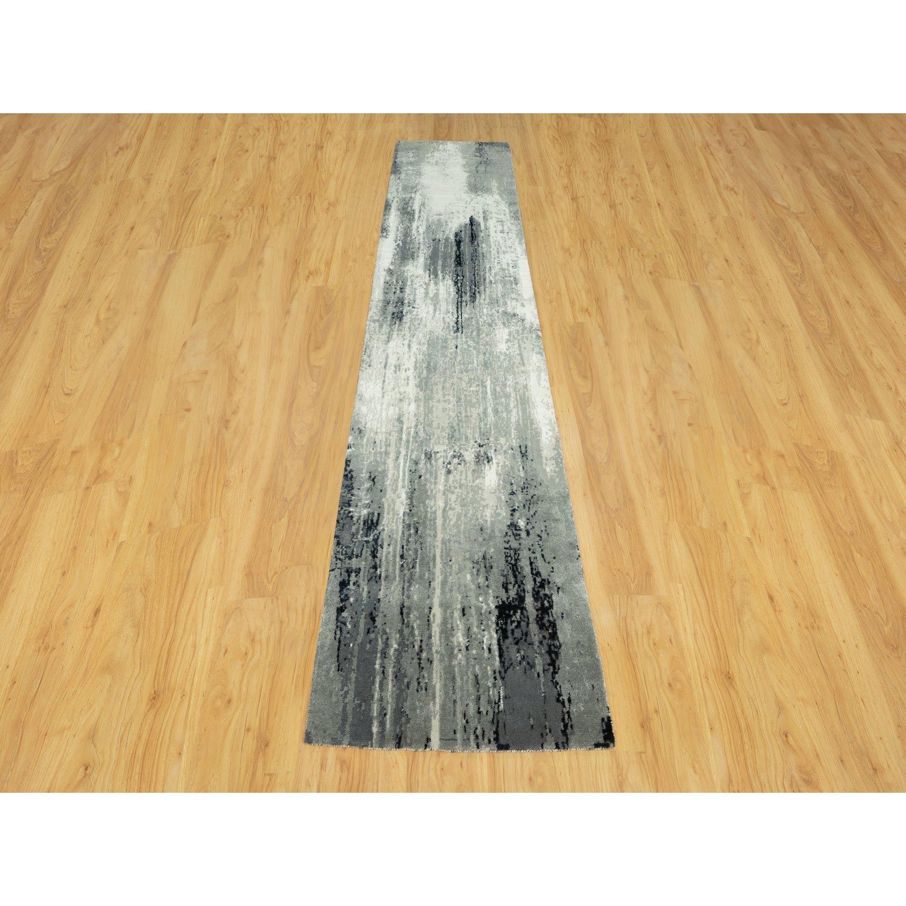 Gunmetal Schwarz mit lebhaftem Weiß, handgeknüpft, weich im Griff, abstraktes Design mit Wolle und Seide, Läufer Orientteppich
Primäre MATERIALIEN: Wolle & Seide
Latex: Kein Flor 
Höhe: 0,25 Zoll
Stil: Transitional
Grundfarbe: