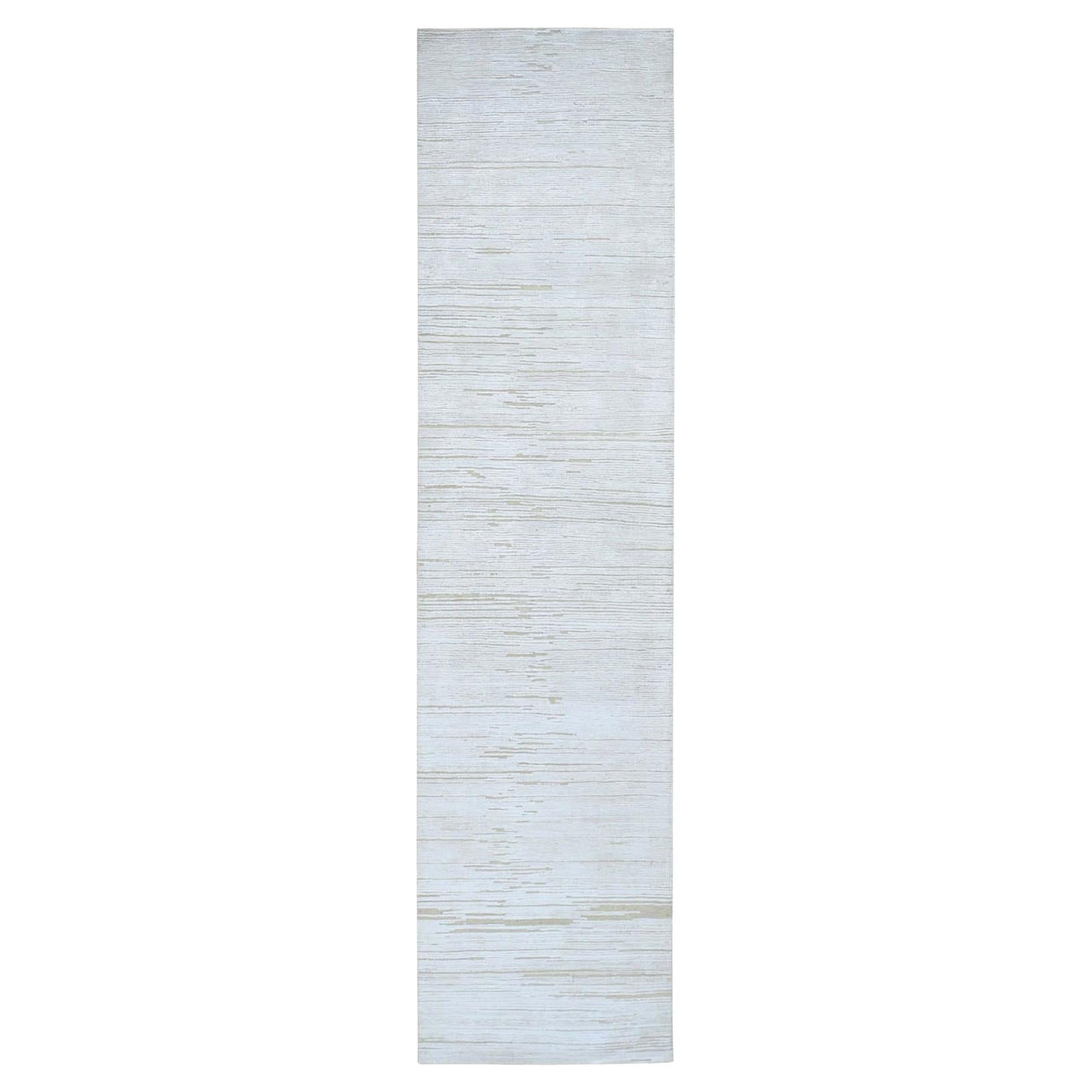 2'6"x12' Elfenbeinfarbener Seidenteppich mit strukturiertem Wollton auf Tone Striae Design, handgefertigt