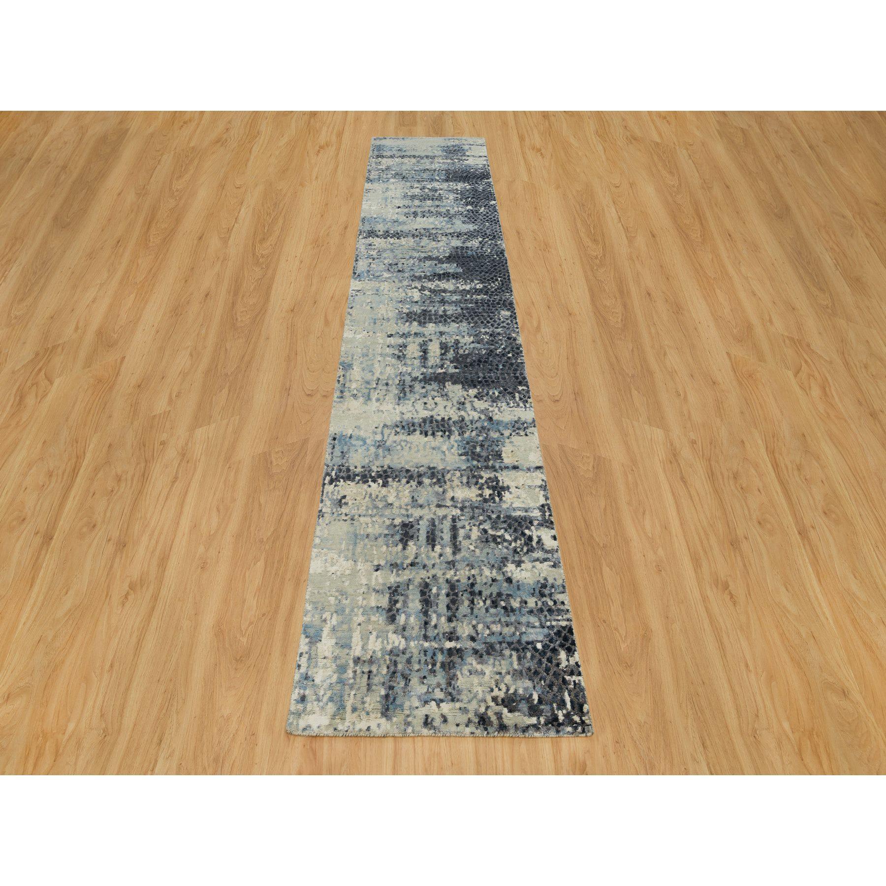 Si tratta di un autentico esemplare unico annodato a mano di Tappeto orientale moderno astratto con disegno a mosaico, in lana e seta. È stato annodato per mesi e mesi con tecniche di tessitura secolari da esperti artigiani.
Materiali primari: Lana