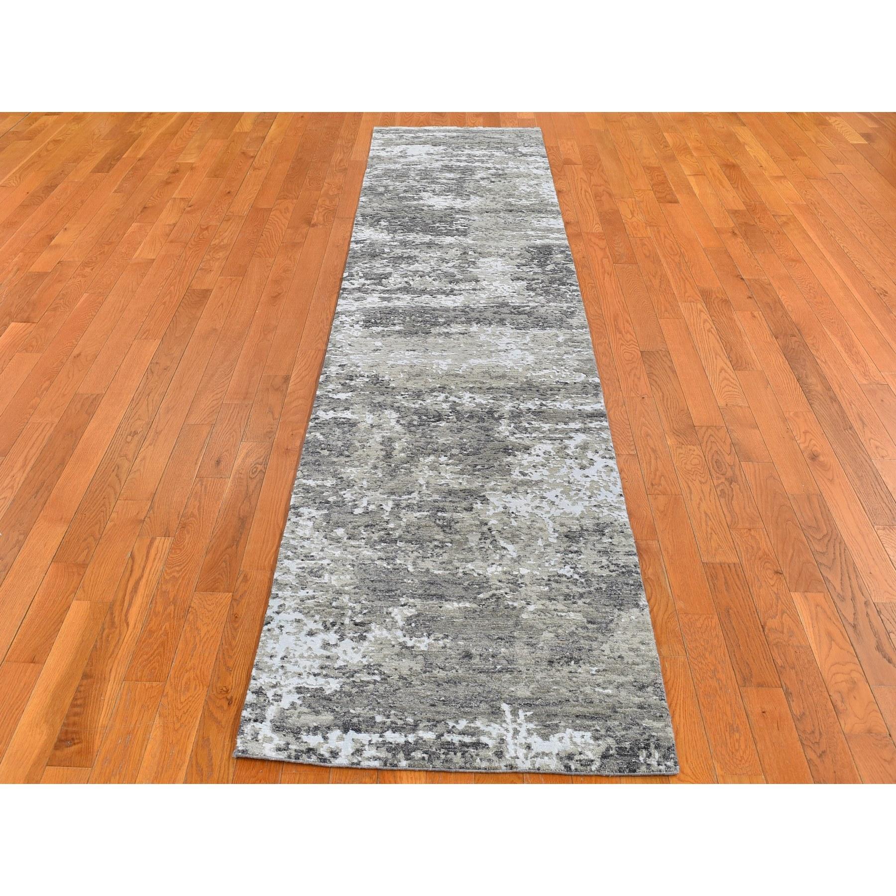 Il s'agit d'un véritable tapis d'Orient noué à la main en laine au tissage plus dense, avec des nœuds persans gris et un design abstrait. Il a été tissé pendant des mois et des mois selon les techniques séculaires de l'artisanat persan par des