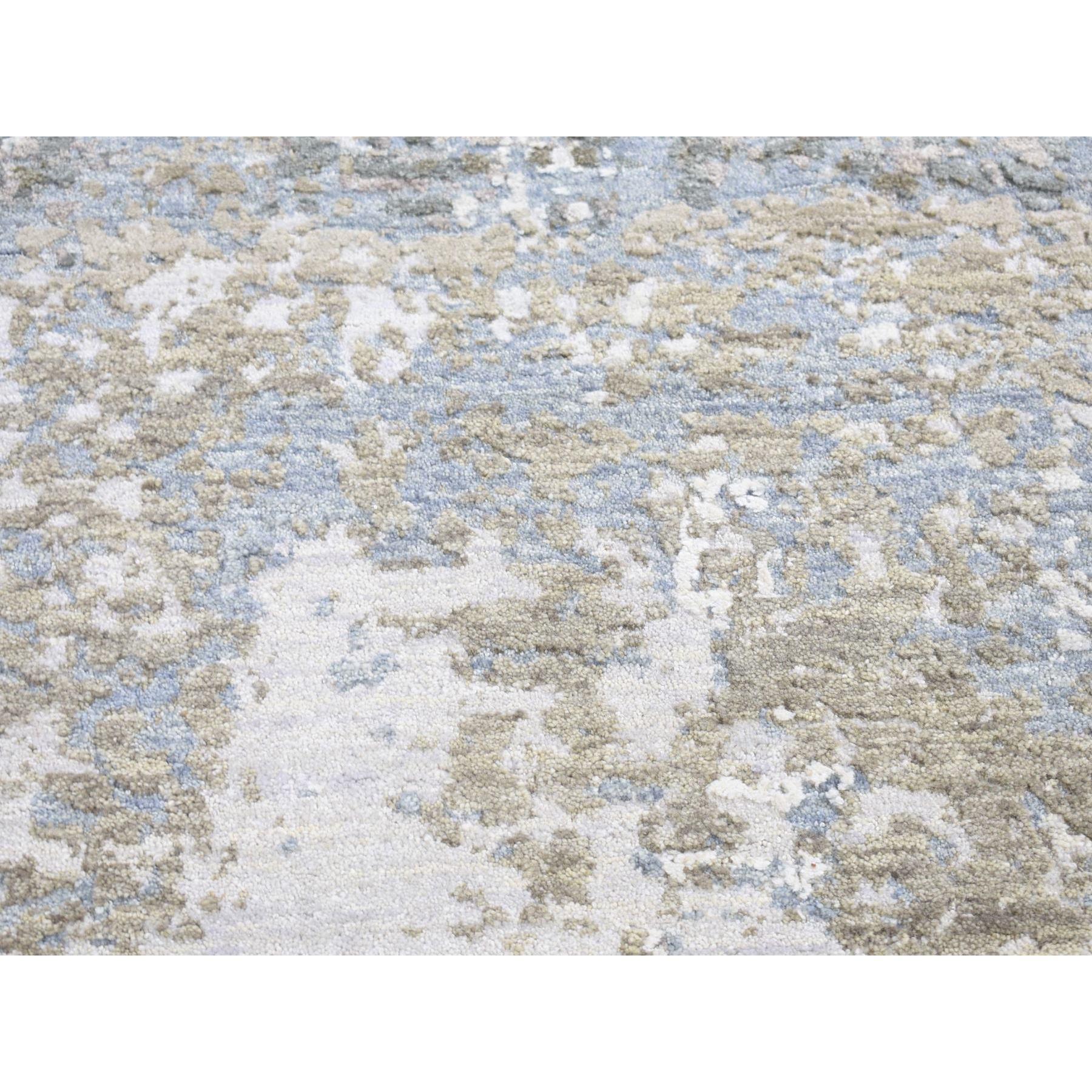 Dies ist eine wirklich echte one-of-a-kind grau, reine Wolle Moderne abstrakte Design, Denser Weave Hand geknüpft, Läufer Orientteppich. Es wurde monatelang von erfahrenen Kunsthandwerkern in jahrhundertealten Webtechniken geknüpft.
primäre
