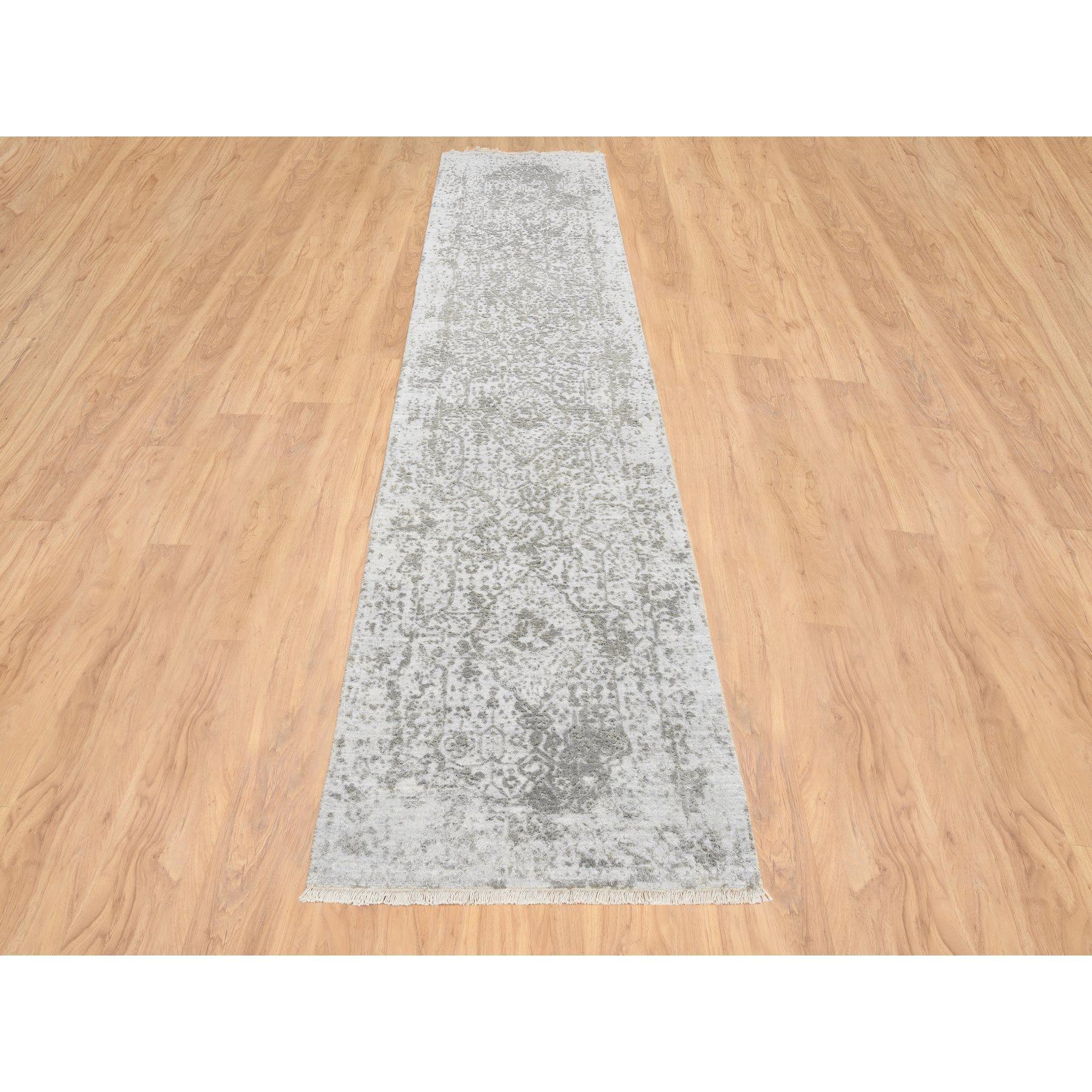 Dies ist eine wirklich echte one-of-a-kind grau, Wolle und reine Seide, handgeknüpft, gebrochene persische Design, Läufer Orientteppich. Es wurde monatelang von erfahrenen Kunsthandwerkern in jahrhundertealten Webtechniken geknüpft.
Primäre