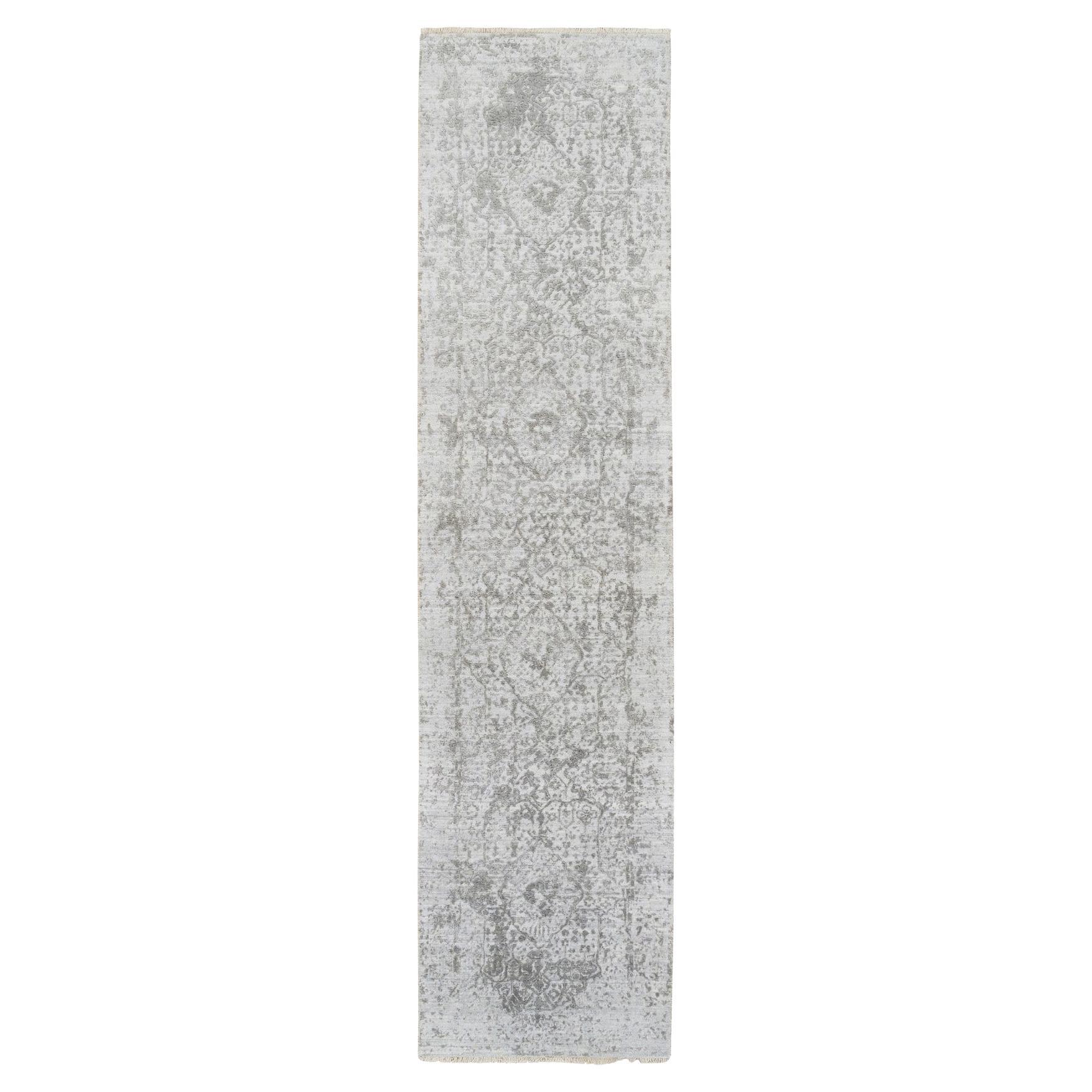 2'6"x12'1" Grau, Wolle und Seide, handgeknüpft, Broken Persian Design, Läufer