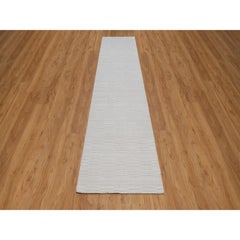Alfombra de pasillo de poliéster de 2'6" x 12'1", color marfil, tejida a mano, lisa y con diseño moderno «Striae»