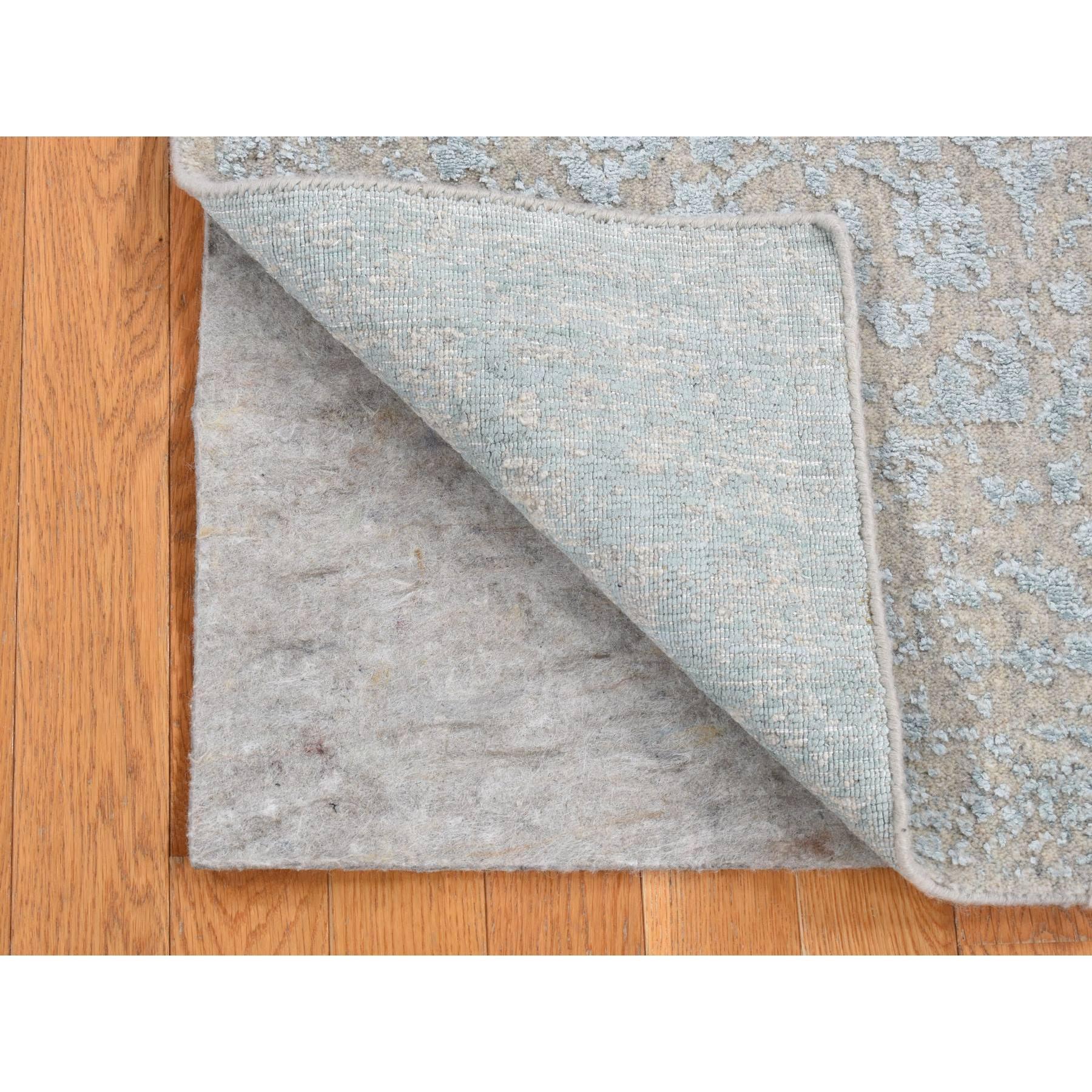 Puderblau, Ton in Ton persisches Baumdesign, Jacquard, Handgeknüpft, Wolle und Kunstseide, Läufer Orientteppich
Primäre MATERIALIEN: Wolle & Kunstseide
Latex: Kein Flor 
Höhe: 0,25 Zoll
Stil: Transitional
Grundfarbe: Blau
Sekundäre Farben: