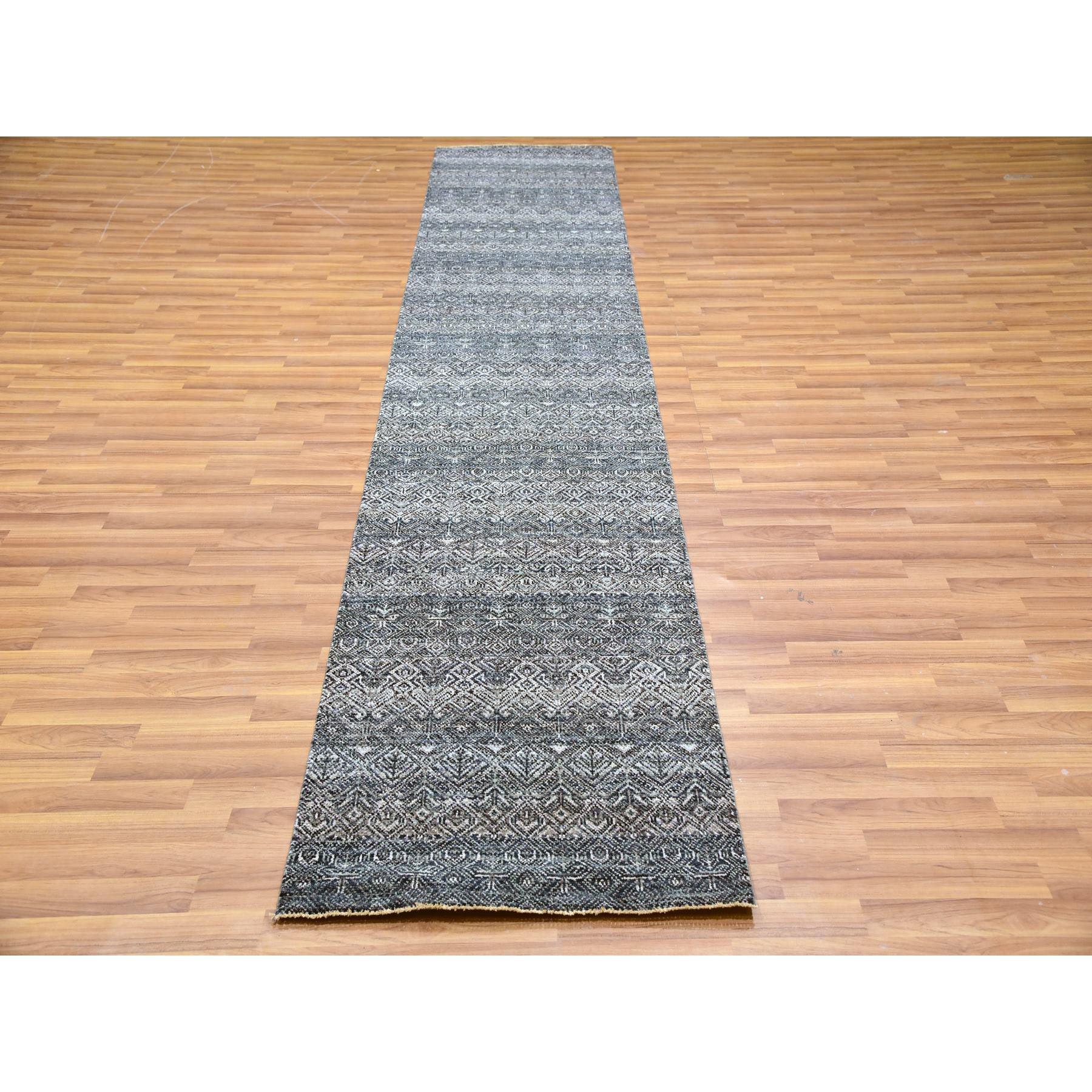 Questo è un autentico tappeto orientale 100% lana, tono su tono, Kohinoor Herat, annodato a mano. È stato annodato per mesi e mesi con tecniche di tessitura secolari da parte di artigiani.
Materiali primari: Lana
Lattice: No Pile 
altezza: 0,25