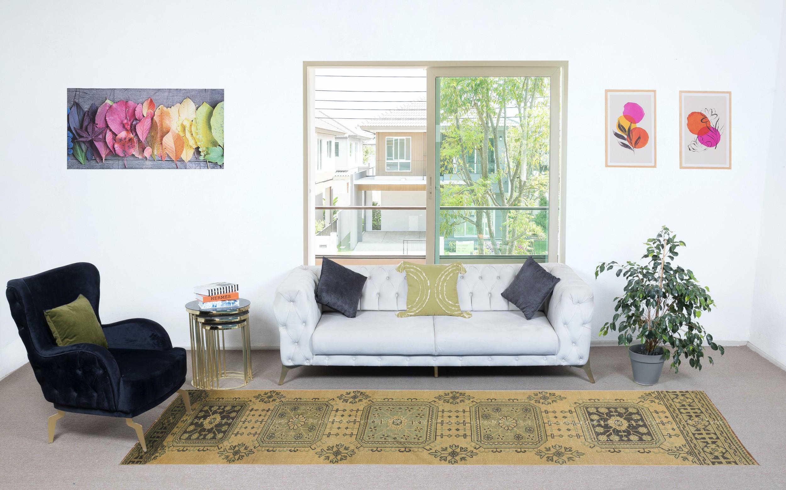 Verleihen Sie Ihrem Zuhause einen Hauch von zeitloser Eleganz mit diesem traditionellen, handgefertigten türkischen Vintage-Läufer, der von erfahrenen Kunsthandwerkern aus einer luxuriösen Mischung aus Wolle und Baumwolle sorgfältig handgeknüpft