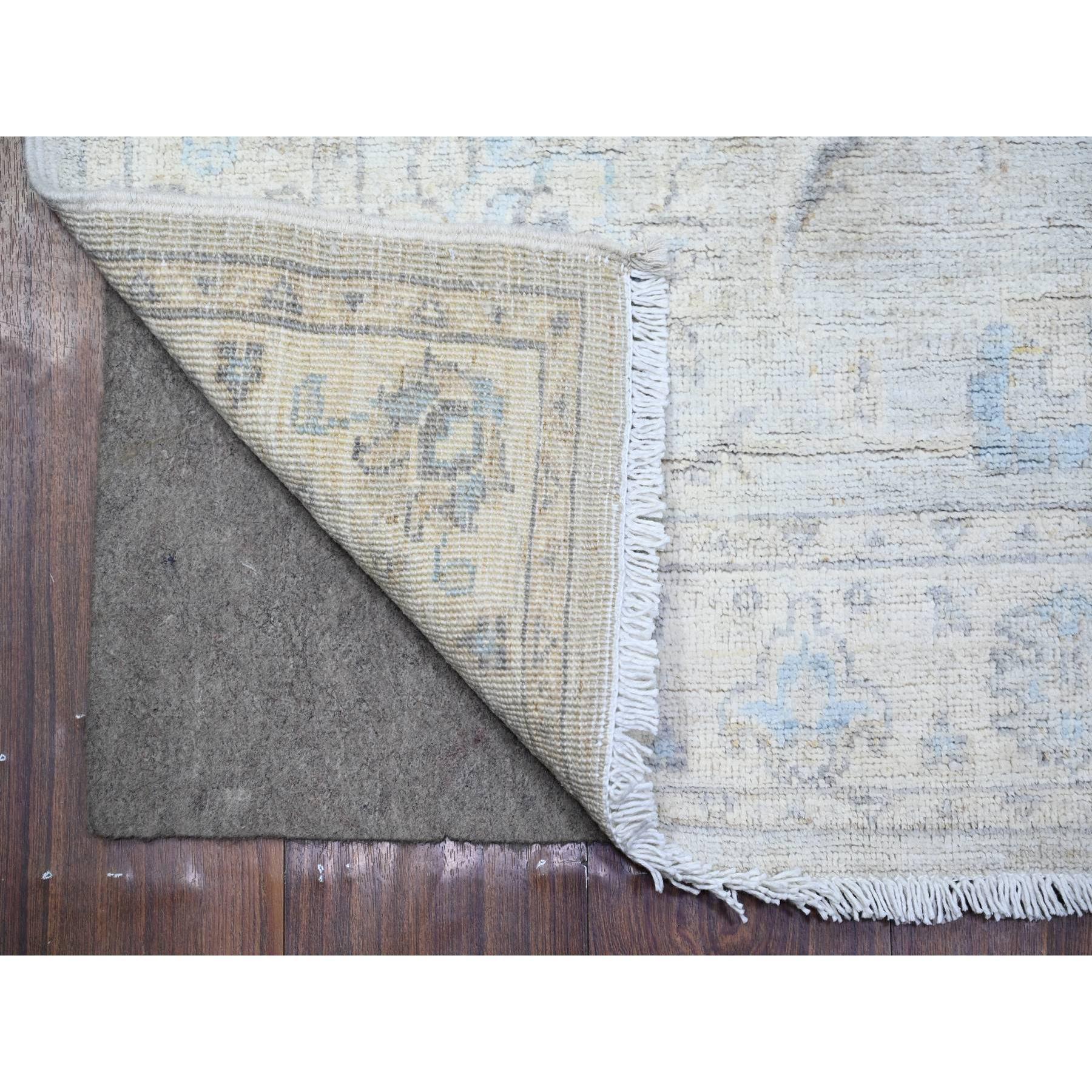 Si tratta di un autentico tappeto orientale di Peshawar, lavato e annodato a mano, in pura lana, unico nel suo genere. È stato annodato per mesi e mesi con tecniche di tessitura secolari da esperti artigiani.
Materiali primari: Lana
Lattice: No Pile