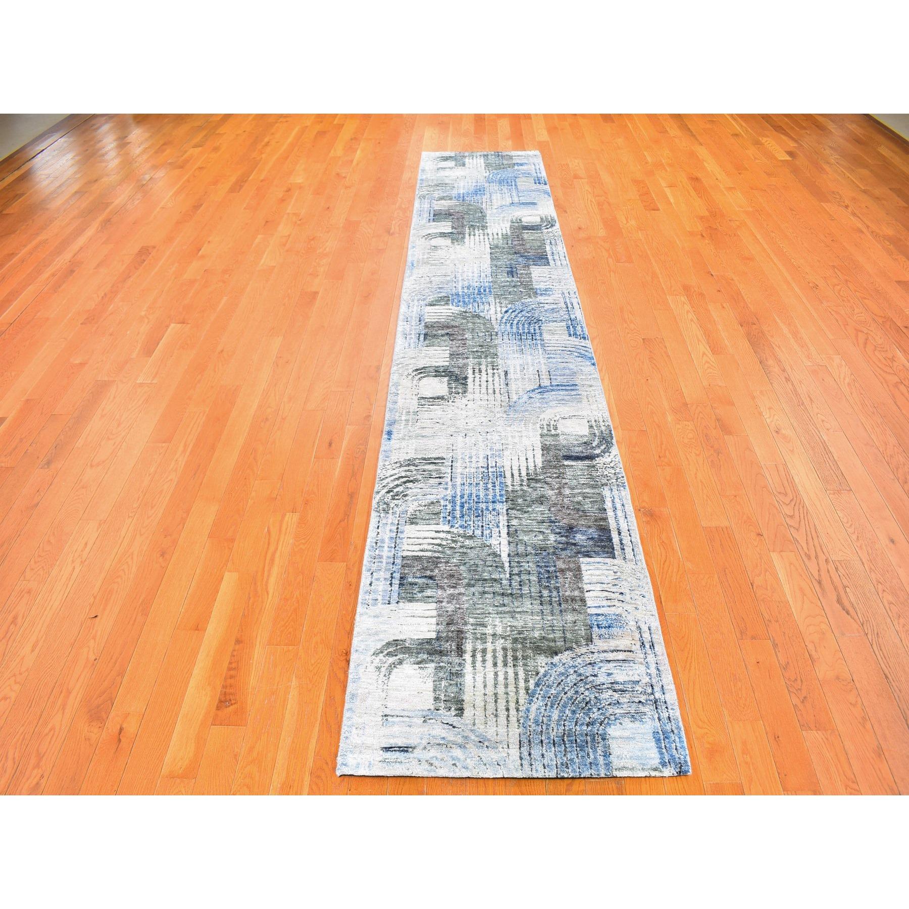 Se trata de una auténtica alfombra oriental de pasillo anudado a mano de seda con lana texturizada. Ha sido tejida durante meses y meses con las centenarias técnicas artesanales del tejido persa por expertos artesanos.
Materiales primarios: Lana y
