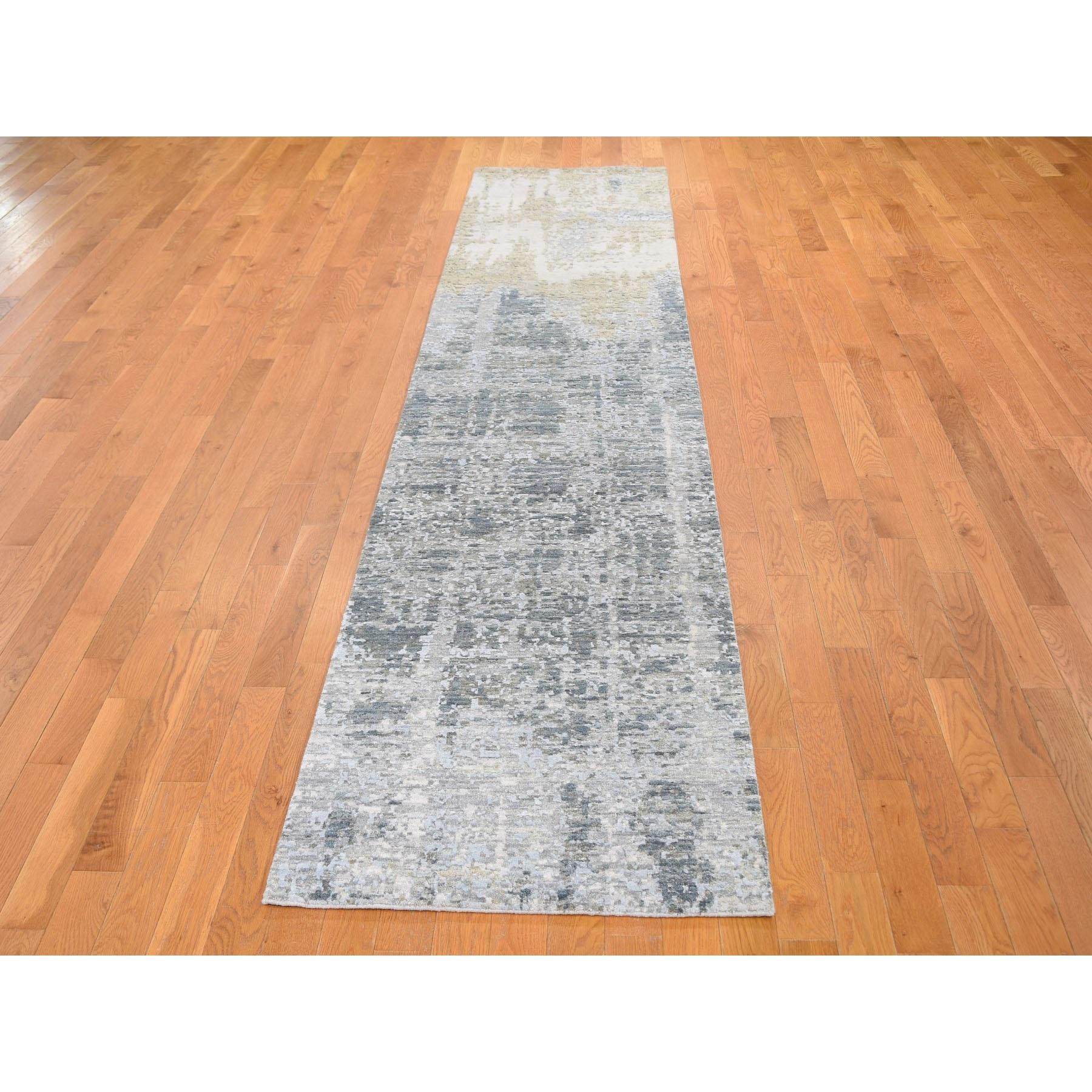 Il s'agit d'un véritable tapis noué à la main en laine et soie à motif abstrait. Il a été noué pendant des mois et des mois selon les techniques séculaires du tissage persan par des artisans experts.
Matériaux primaires : Laine et soie
Latex : Pas