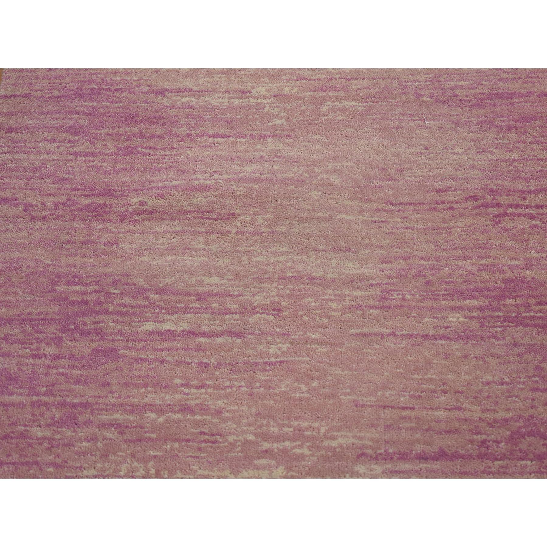 Se trata de una auténtica alfombra oriental única de color rosa con toques marfil, anudada a mano con lana pura, gruesa y afelpada, de diseño ombre horizontal. Ha sido anudado durante meses y meses en las técnicas artesanales de tejido centenarias