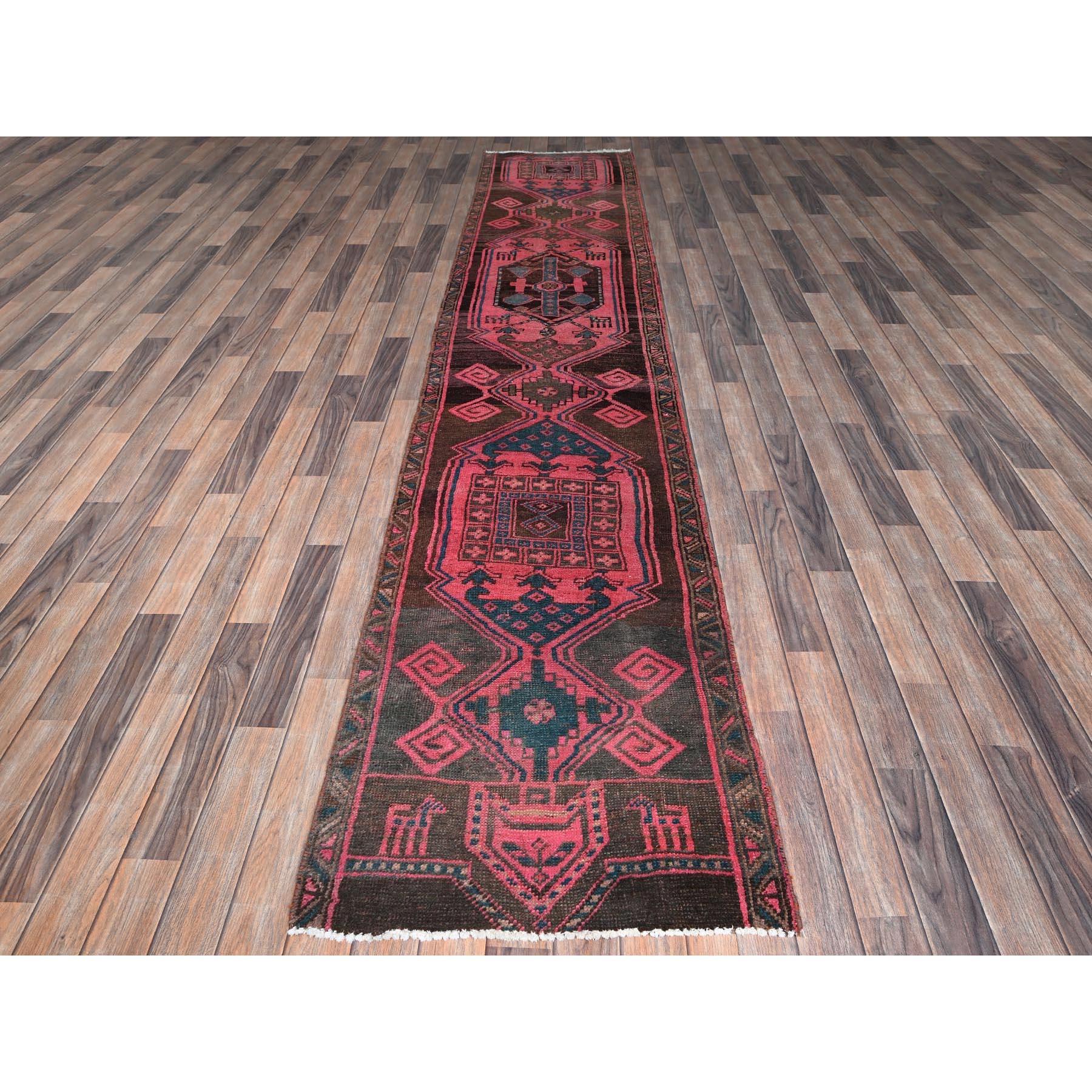 Rouge Pink, Overdyed Vintage Persian Hamadan mit geometrischem Muster, abgenutzt und beschädigt, handgeknüpft, 100% Wolle, dünn geschnitten, ohne Flor, Seiten und Enden professionell gesichert, sauber, Läufer, Orientteppich
Primäre MATERIALIEN: