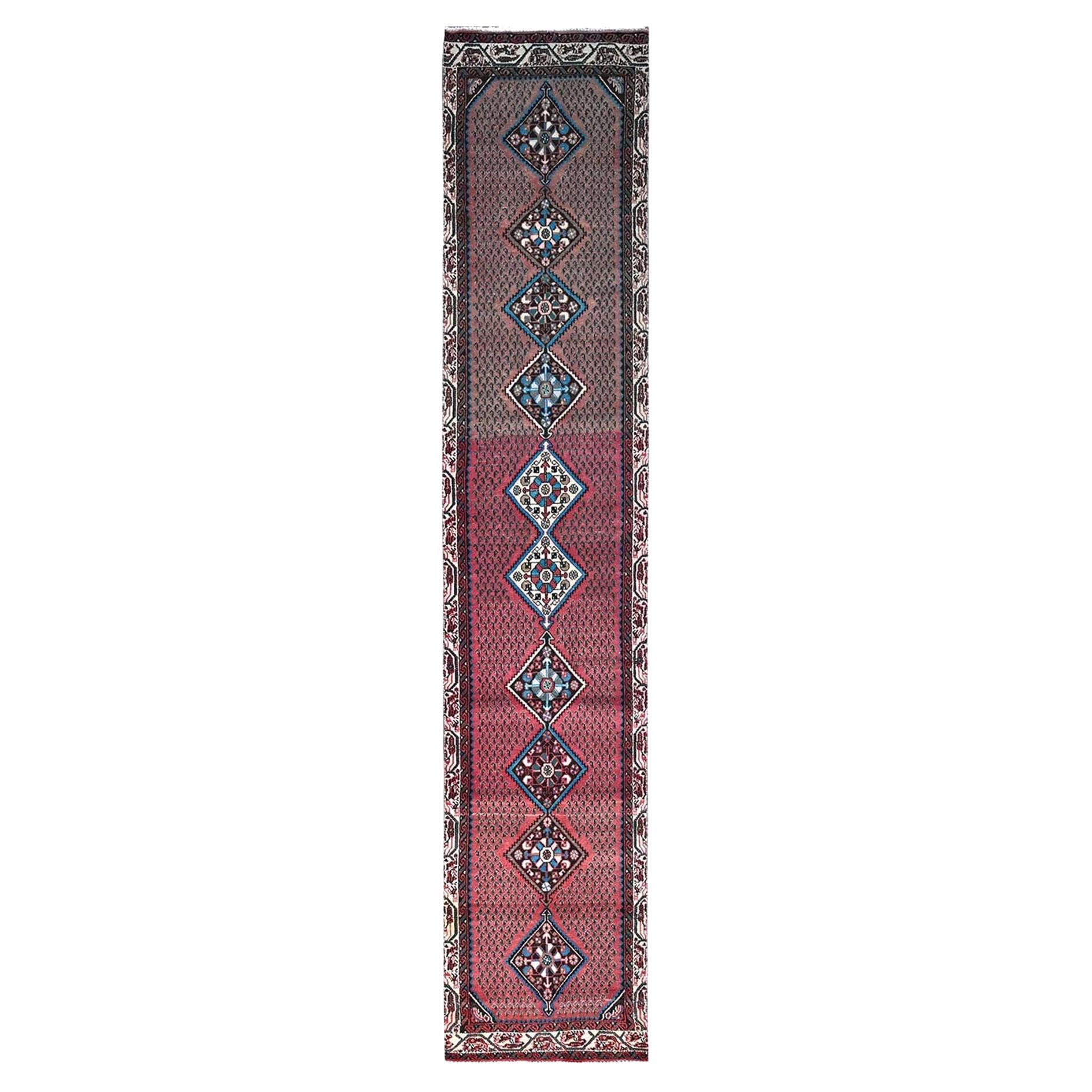 2'6"x12'9" Roter rustikaler Vintage persischer Hamadan-Läufer aus handgeknüpfter Wolle, Rustikaler Look