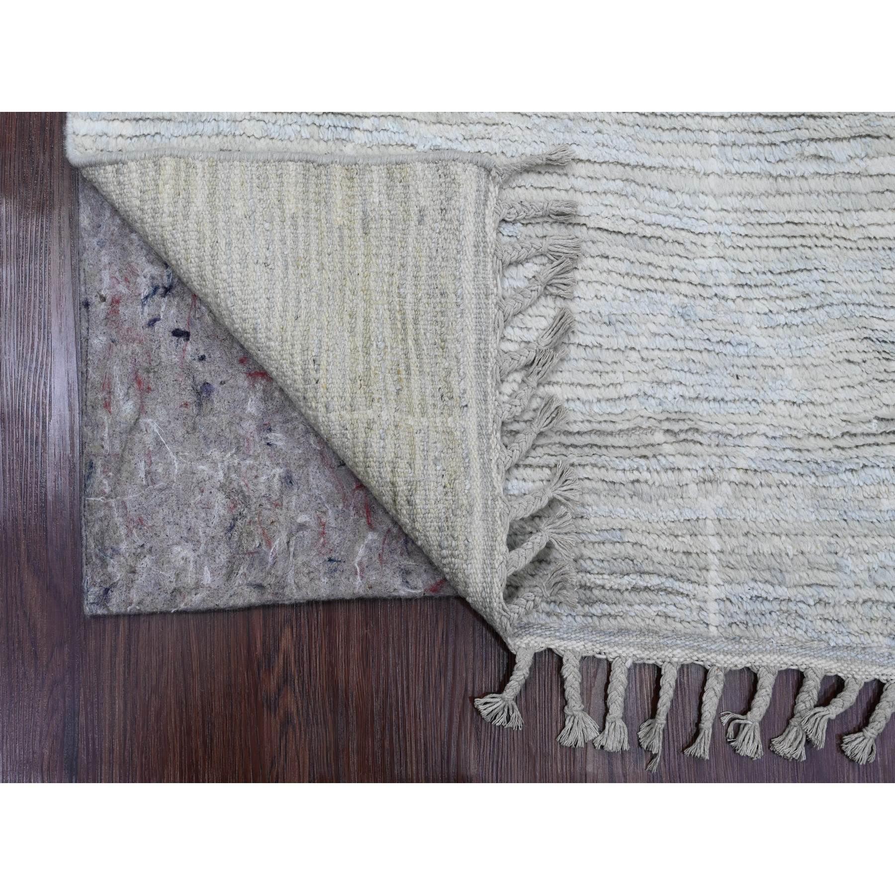 Cascading White, Weiche Wolle, Marokkanische Webart mit geometrischem Muster, Strukturierter Flor, Handgeknüpft, Läufer, Orientteppich
Primäre MATERIALIEN: Wolle
Latex: Kein Flor 
Höhe: 0,25 Zoll
Stil: Traditionell
Grundfarbe: Elfenbein
Sekundäre