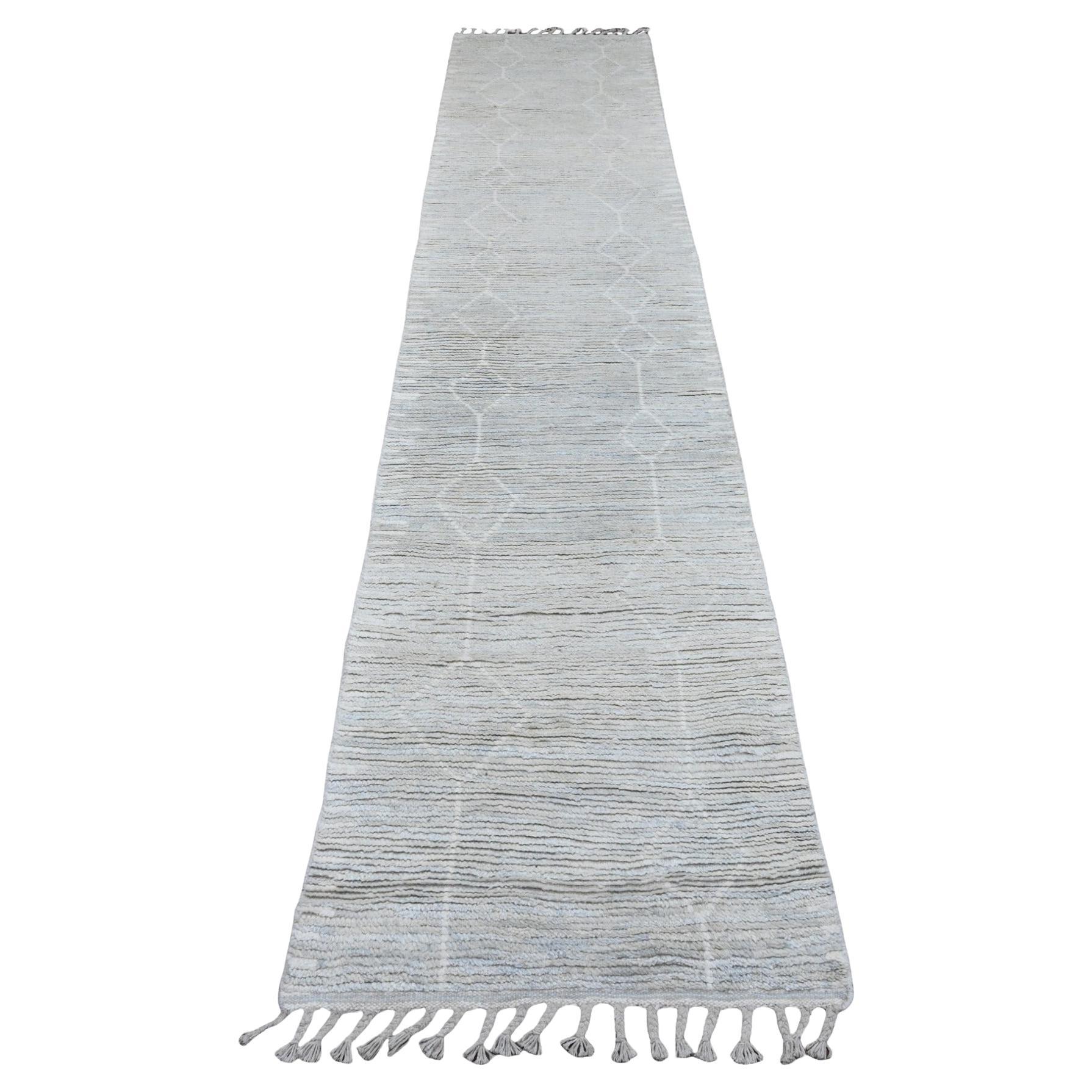 Tappeto Runner in lana annodato a mano con motivo geometrico in Whiting (2'6 "x12'9")