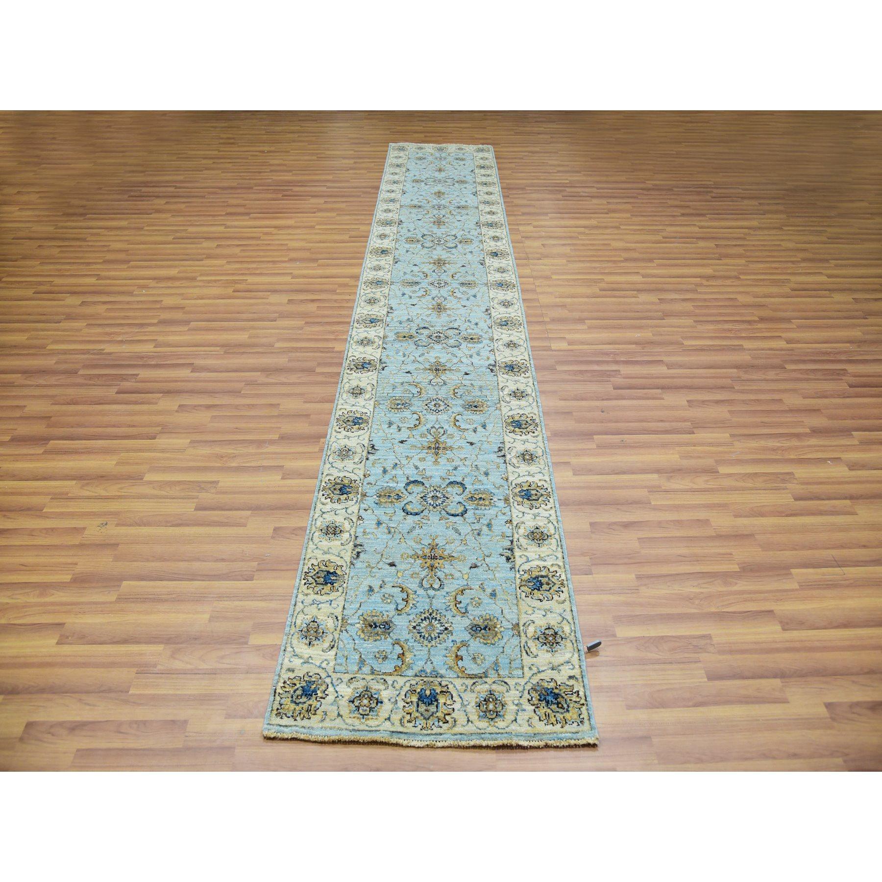 Il s'agit d'un véritable tapis d'Orient noué à la main à Agra avec un motif de fleurs de Shah Abbas, en pure laine. Il a été noué pendant des mois et des mois par des artisans selon des techniques de tissage séculaires.
Matières premières :