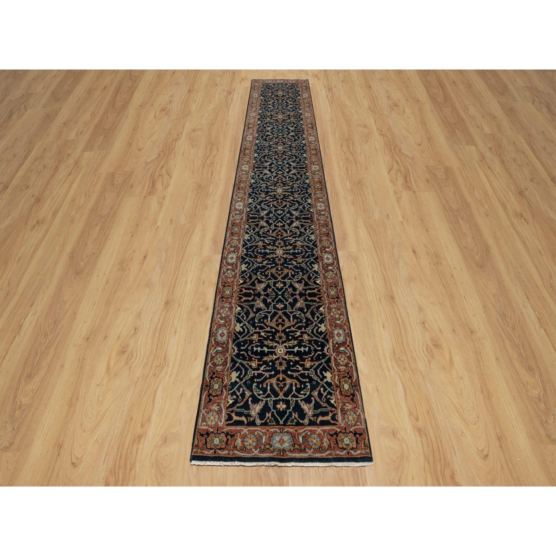 Polo Blue, Trama più fitta, Annodato a mano, Lussuoso e soffice, Ricreazione Heriz anticata, Lana morbida e vellutata, Runner XL, Tappeto orientale
Materiali primari: Lana
Lattice: No Pile 
altezza: 0,25 pollici
Stile: Tradizionale
Colore primario:
