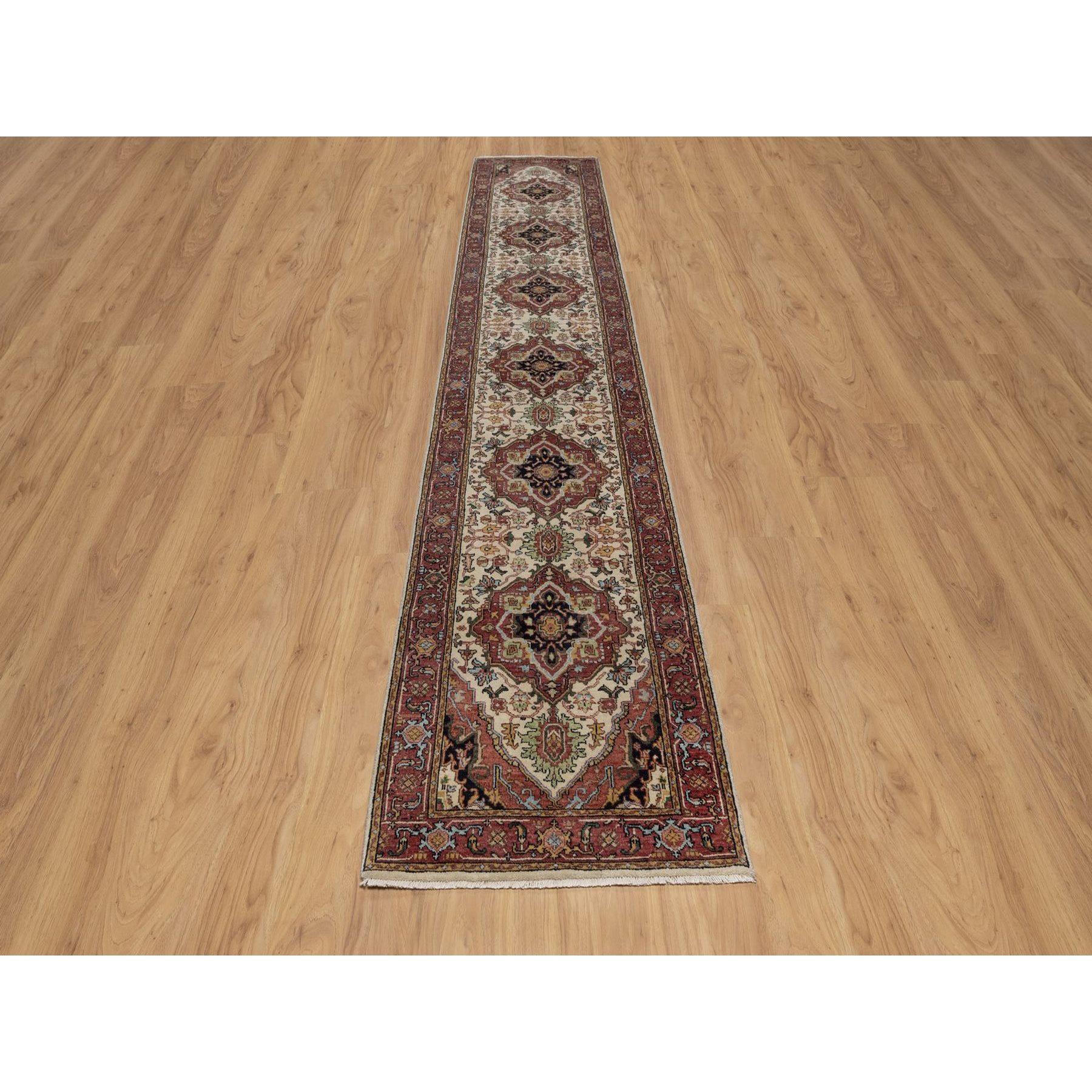 Parchment White, Antiqued Fine Heriz Re-Creation, Medallions Design, Hand Knotted, Hand Spun New Zealand Wool, Soft Pile, Vegetable Dyes, Runner, Oriental Rug
Matières premières : Laine
Latex : Pas de poils 
hauteur : 0,25 pouces
Style :