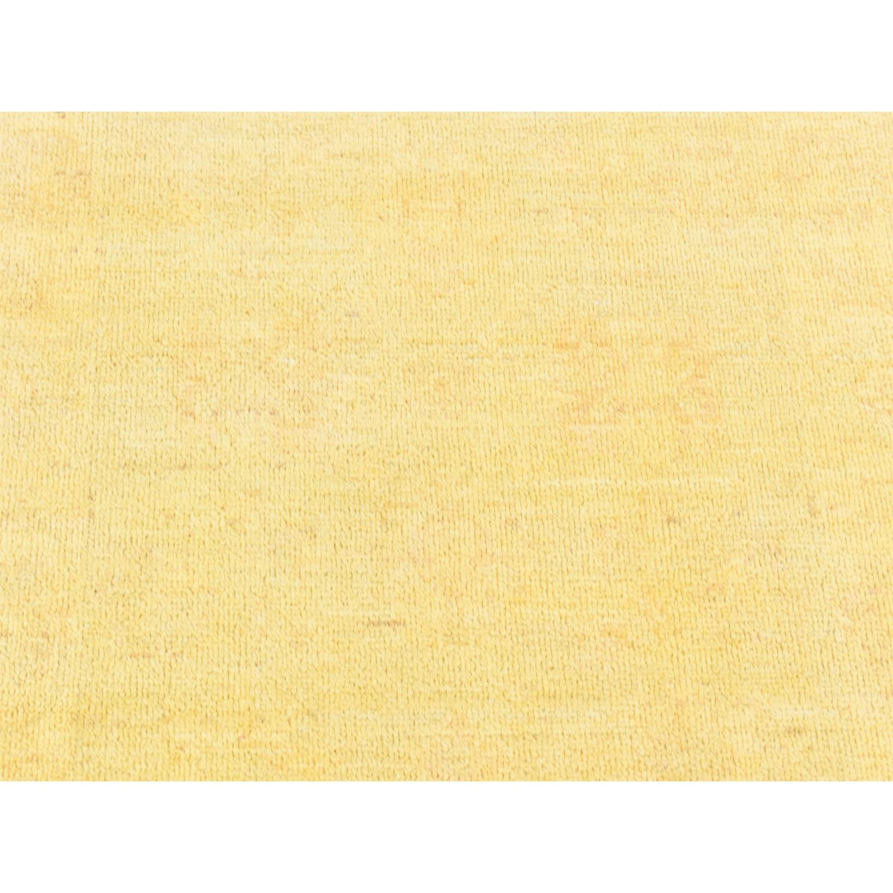 Ésta es una auténtica alfombra oriental de pura lana anudada a mano, amarilla, teñida, XL Runner. Ha sido anudada durante meses y meses con técnicas artesanales de tejido centenarias por expertos artesanos.
Materiales primarios: Lana
Látex: Sin pelo