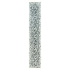 2'6"x15'8" Grauer handgeknüpfter Teppich aus Wolle und Seide mit gerafftem persischem Design, handgeknüpft