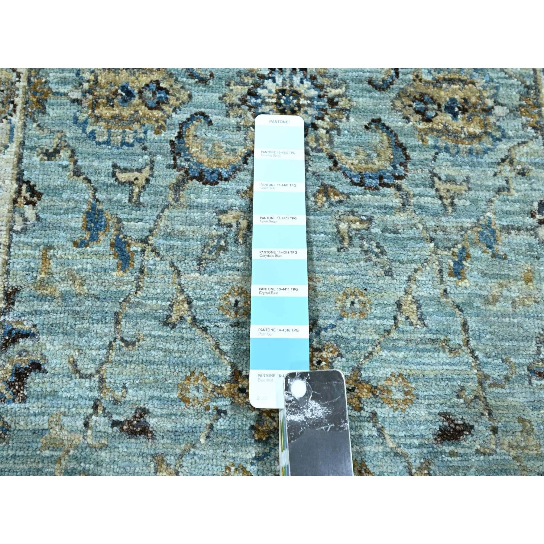 Annodato a mano Tappeto Runner XL in lana blu cielo annodato a mano Agra Shah Abbas Vines Design in vendita