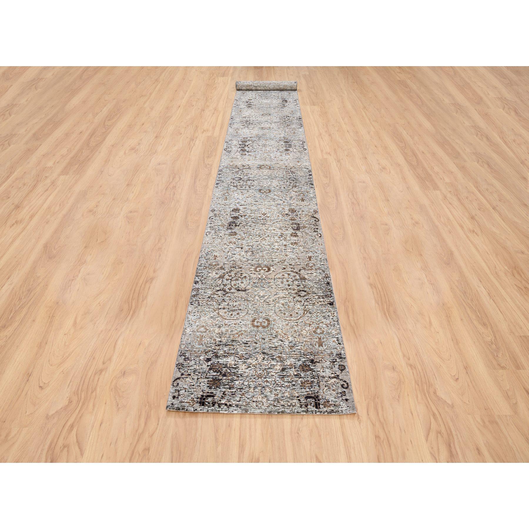 Il s'agit d'un véritable tapis gris, noué à la main, d'influence persane transitionnelle, à motif de médaillon effacé, en soie et laine texturée, oriental, de taille XL. Il a été noué pendant des mois et des mois dans des ateliers de tissage