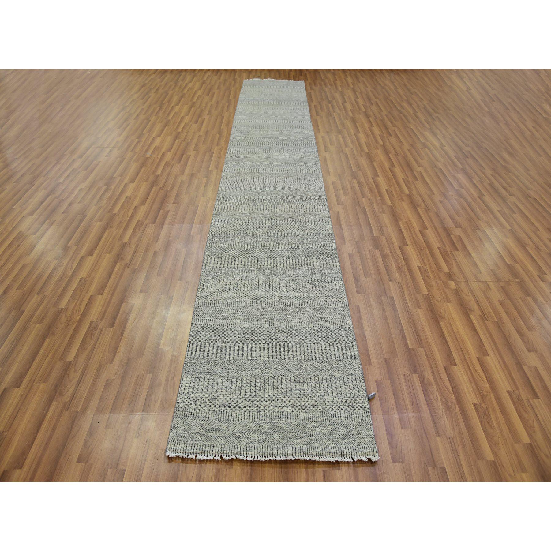 Il s'agit d'un véritable tapis d'Orient en laine organique non teintée, ton sur ton, au design moderne de graminées, noué à la main. Il a été noué pendant des mois et des mois par des artisans selon des techniques de tissage séculaires.
Matières