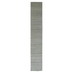 2'6"x16' Pastellgrauer handgeknüpfter, grauer, und unbefärbter XL-Läuchter Läufer aus Wolle mit Grasmuster