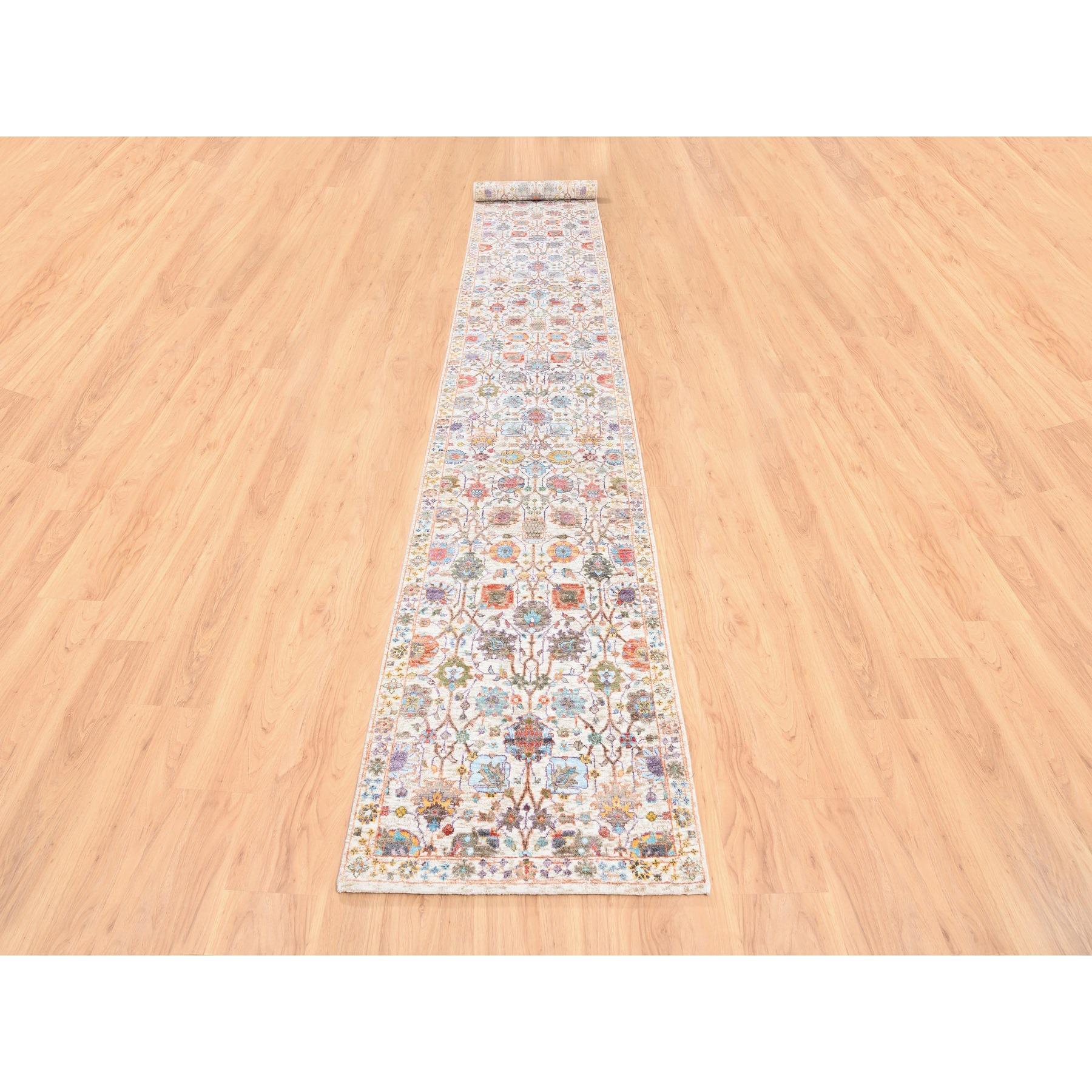 Dies ist eine wirklich echte one-of-a-kind Bunte Seide mit strukturierter Wolle Tabriz Vase mit Blumen-Design handgeknüpft orientalischen XL Läufer Teppich. Es wurde monatelang in der jahrhundertealten persischen Webtechnik von erfahrenen