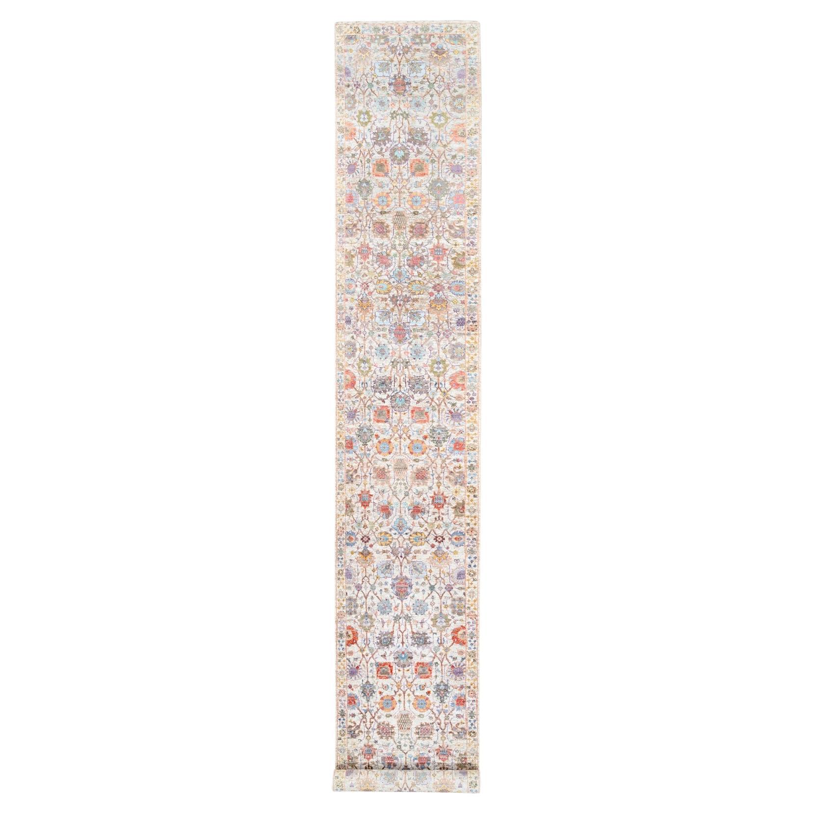 2'6"x16'1" farbenfroher Seidenteppich mit strukturierter Woll-Tabriz-Vase, handgeknüpfter Läufer im Angebot