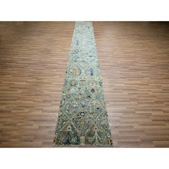 Tapis de jardin « Trellis » en laine filée à la main, vert sauge, sans bordure, aux dimensions 2'6" x 16'1", motif de treillis