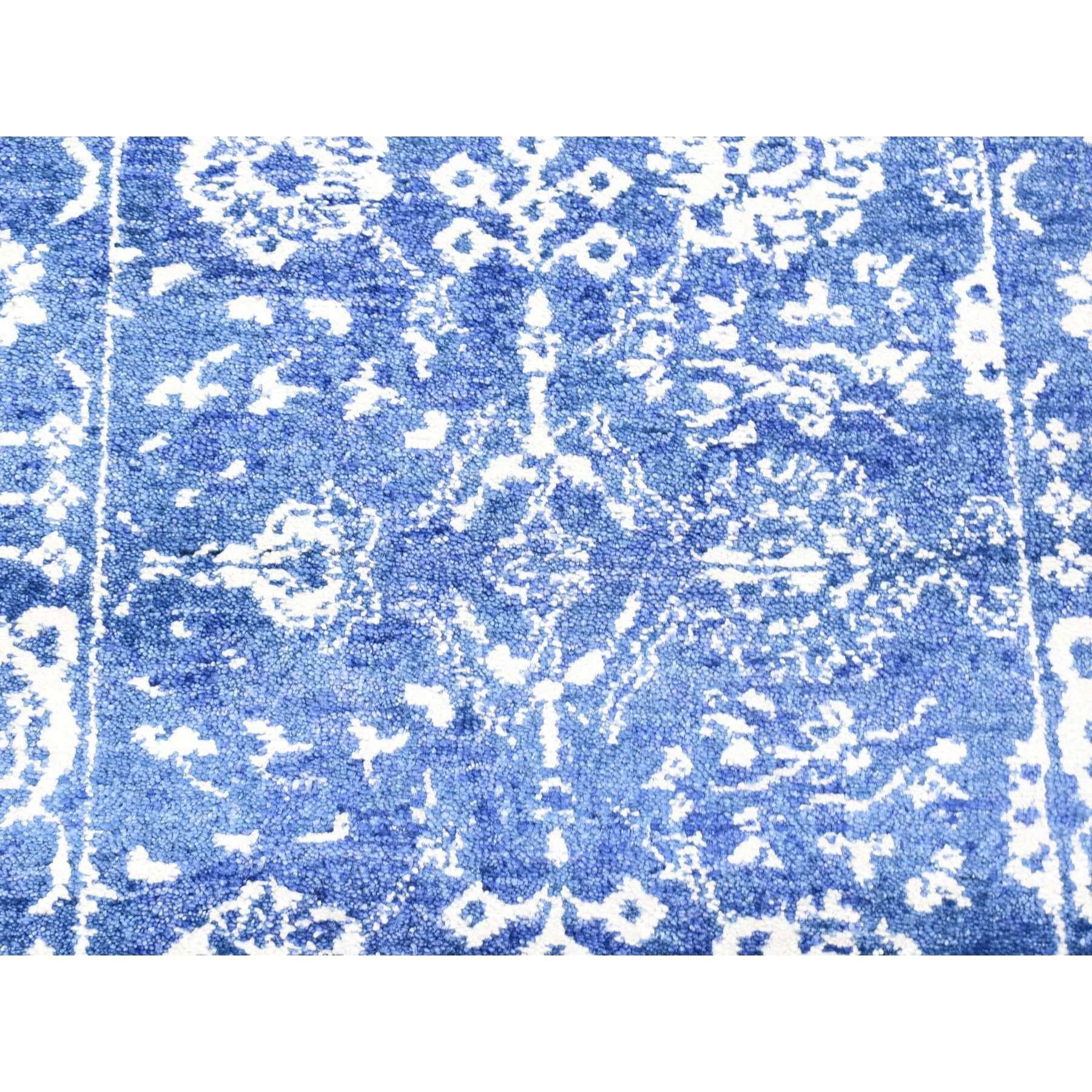 Dies ist eine wirklich echte one-of-a-kind Blau, Ton in Ton Tabriz, Wolle und Seide handgeknüpft, XL Läufer Orientteppich. Es wurde monatelang von erfahrenen Kunsthandwerkern in jahrhundertealten Webtechniken geknüpft.
Primäre MATERIALIEN: Wolle &