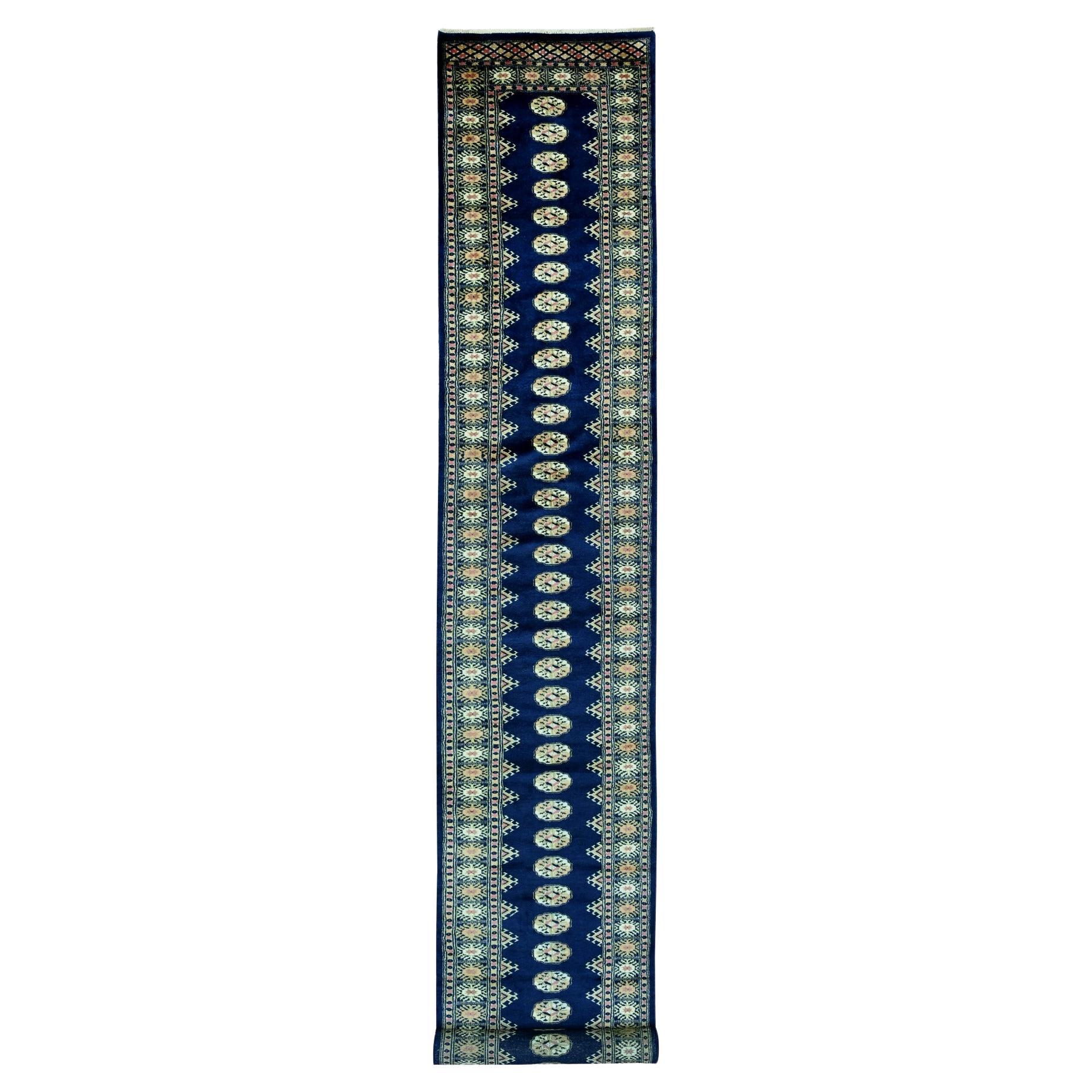 Tappeto Runner in lana annodato a mano 2'6 "x16'10" blu notte Mori Bokara Tribal Design in vendita