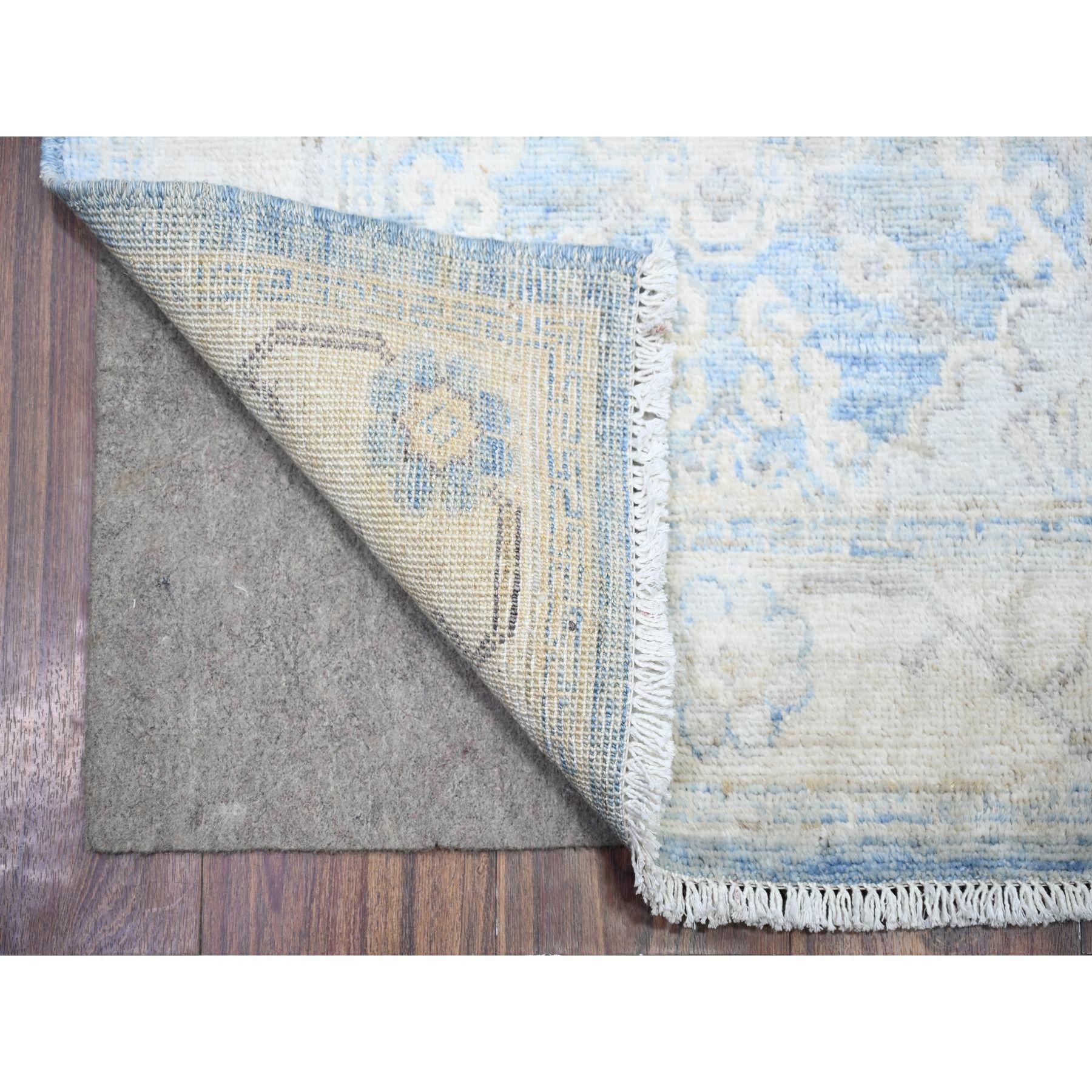 Il s'agit d'un véritable tapis d'Orient White Wash Whiting, noué à la main, en pure laine. Il a été noué pendant des mois et des mois selon des techniques de tissage séculaires par des artisans experts.
Matières premières : Laine
Latex : Pas de