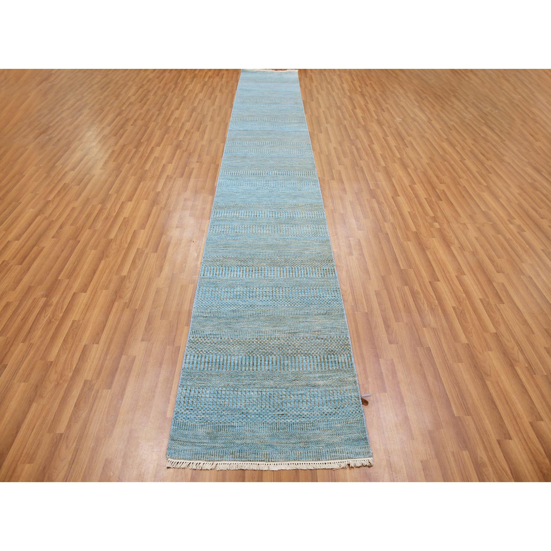 Il s'agit d'un véritable tapis d'Orient, unique en son genre, en laine et soie nouées à la main, de type Grass Design/One. Il a été noué pendant des mois et des mois selon des techniques de tissage séculaires par des artisans experts.
Matériaux