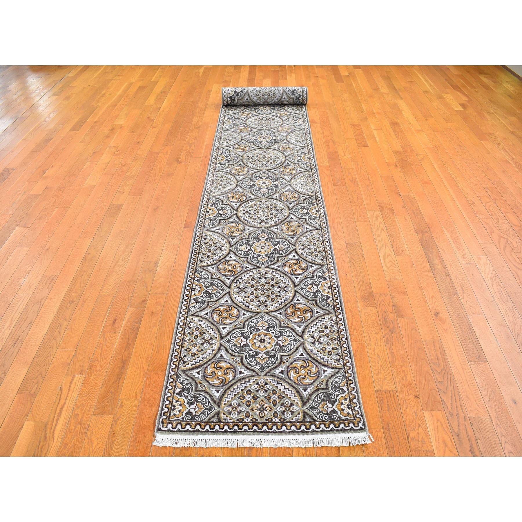 Si tratta di un autentico tappeto orientale XL Runner in lana e seta con disegno di medaglioni di ispirazione Mughal, di colore marrone e grigio. È stato tessuto per mesi e mesi secondo le secolari tecniche di tessitura persiane da esperti