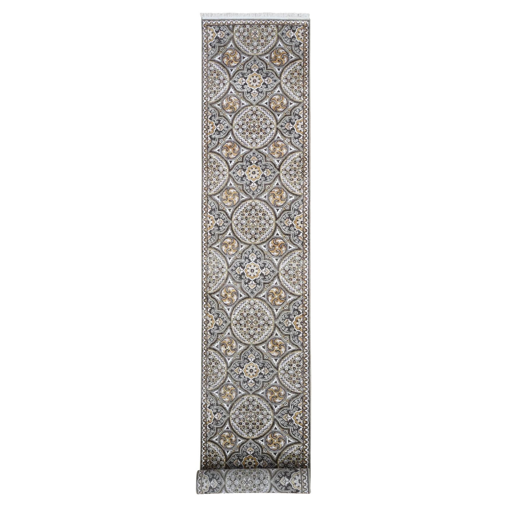 Tappeto Runner 2'6 "x16'3" in lana e seta testurizzata con design a medaglioni di ispirazione Mughal