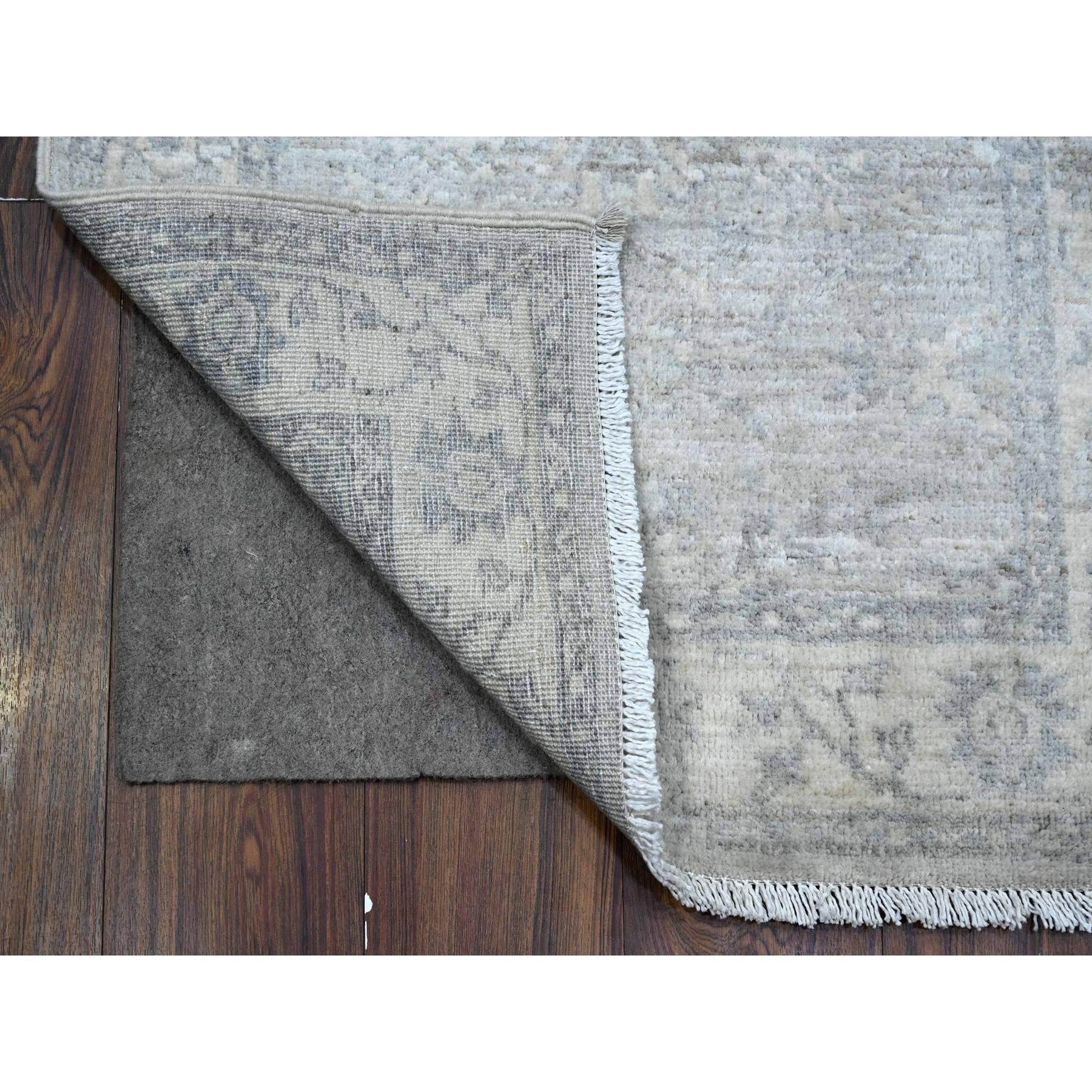 Il s'agit d'un véritable tapis d'Orient Finer Peshawar avec Ziegler Mahal Design, noué à la main, en pure laine. Il a été noué pendant des mois et des mois selon des techniques de tissage séculaires par des artisans experts.
Matières premières :